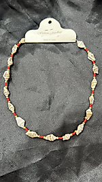 Deniz kabuğu model kırmızı boncuk detaylı kolye