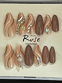 Çiçekli ve kelebek detaylı taşlı takma tırnak