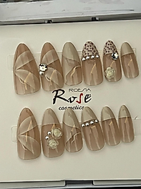 Gül ve boncuk detaylı takma tırnak