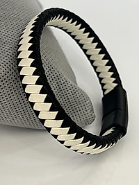 Beyaz işleme detaylı siyah deri erkek bileklik