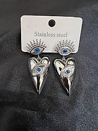 Göz dedaylı kalp model gümüş renk çelik küpe