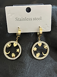 Beş desen modeli ile taşlı gold küpe