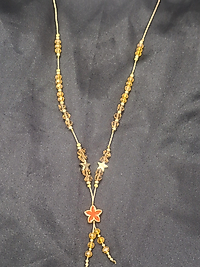 Turuncu çiçekli yıldız detay boncuklu kolye