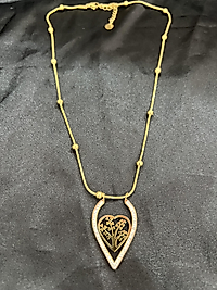 Kalbin içinde ağaç detay taşlı gold çelik kolye