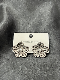 Çiçek model gümüş renk çelik küpe