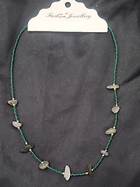 Taş detaylı Yeşil boncuklu kolye