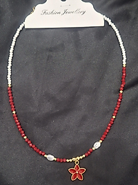 Kırmızı çiçek model kırmızı beyaz boncuklu kolye