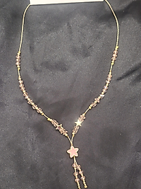 Pembe çiçek detaylı kolye