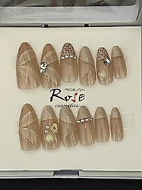 Boncuk ve gül detaylı taşlı takma tırnak