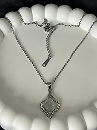 Ortası inci taşlı gümüş çelik kolye