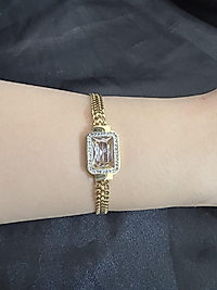 Dikdörtgen şeklinde içi taşlı Gold renk çelik bileklik