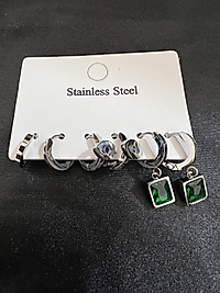 Yeşil taş detay gümüş renk çelik küpe