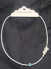 Nazarlı taş detay beyaz boncuk kolye