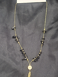 Siyah taşlı papatya detay kolye