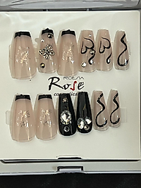 Siyah frenç ve kelebek detay takma tırnak