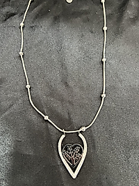 Kalbin içinde ağaç detay taşlı gümüş renk çelik kolye