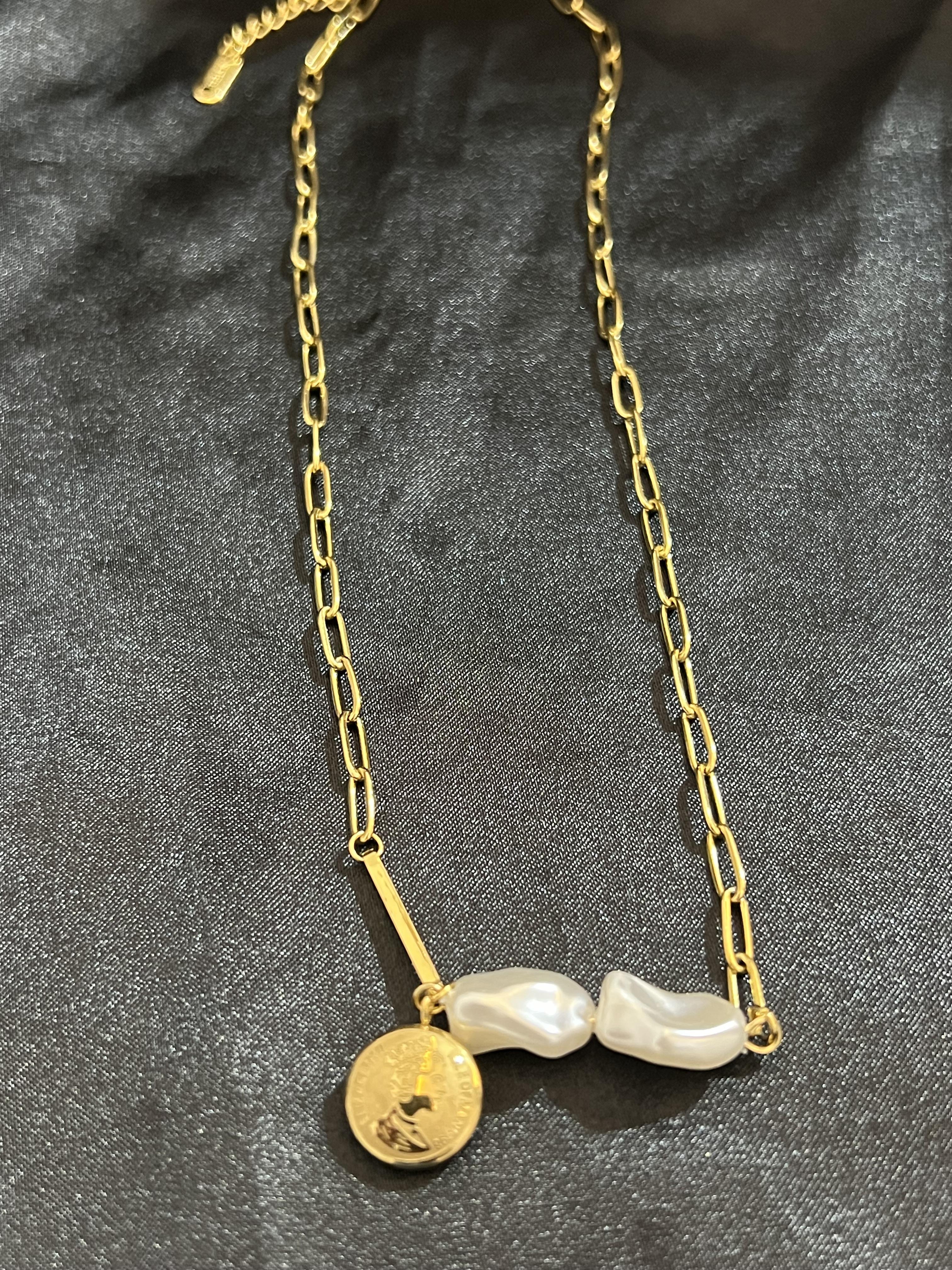 Beyaz taşlı Gold Çelik kolye