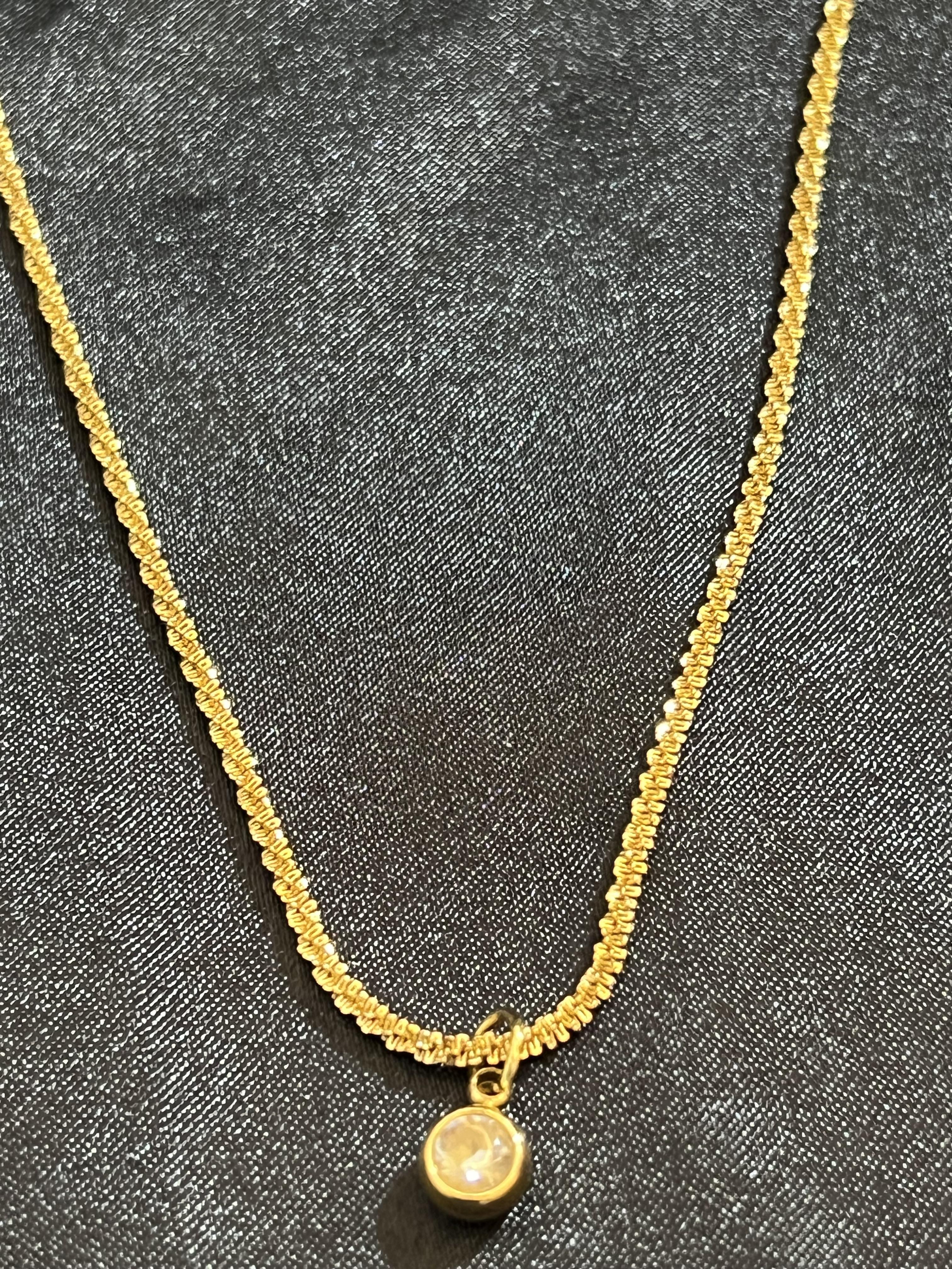 Ufak tek taş detaylı gold çelik kolye