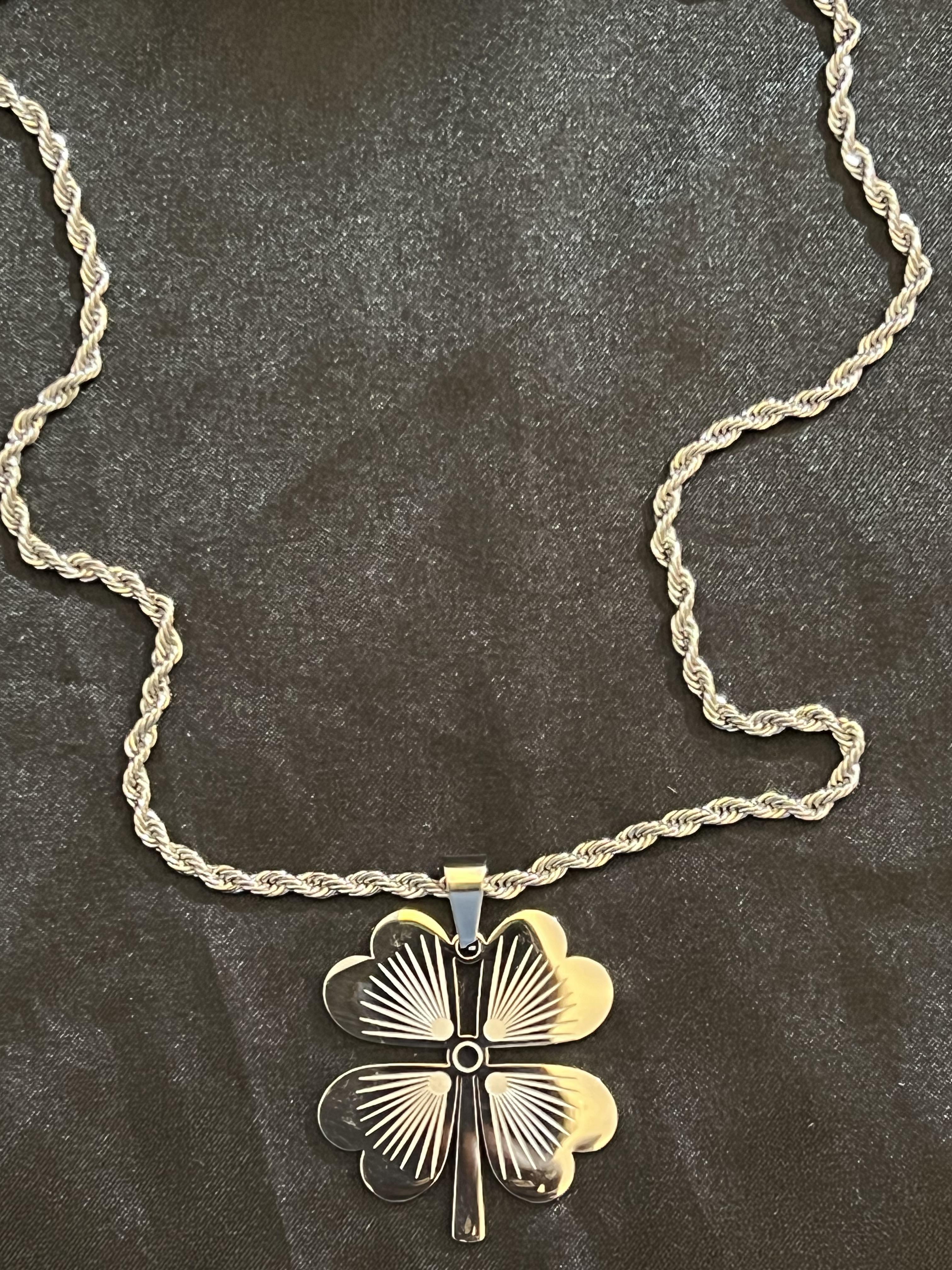 Büyük yonca model gümüş renk çelik kolye