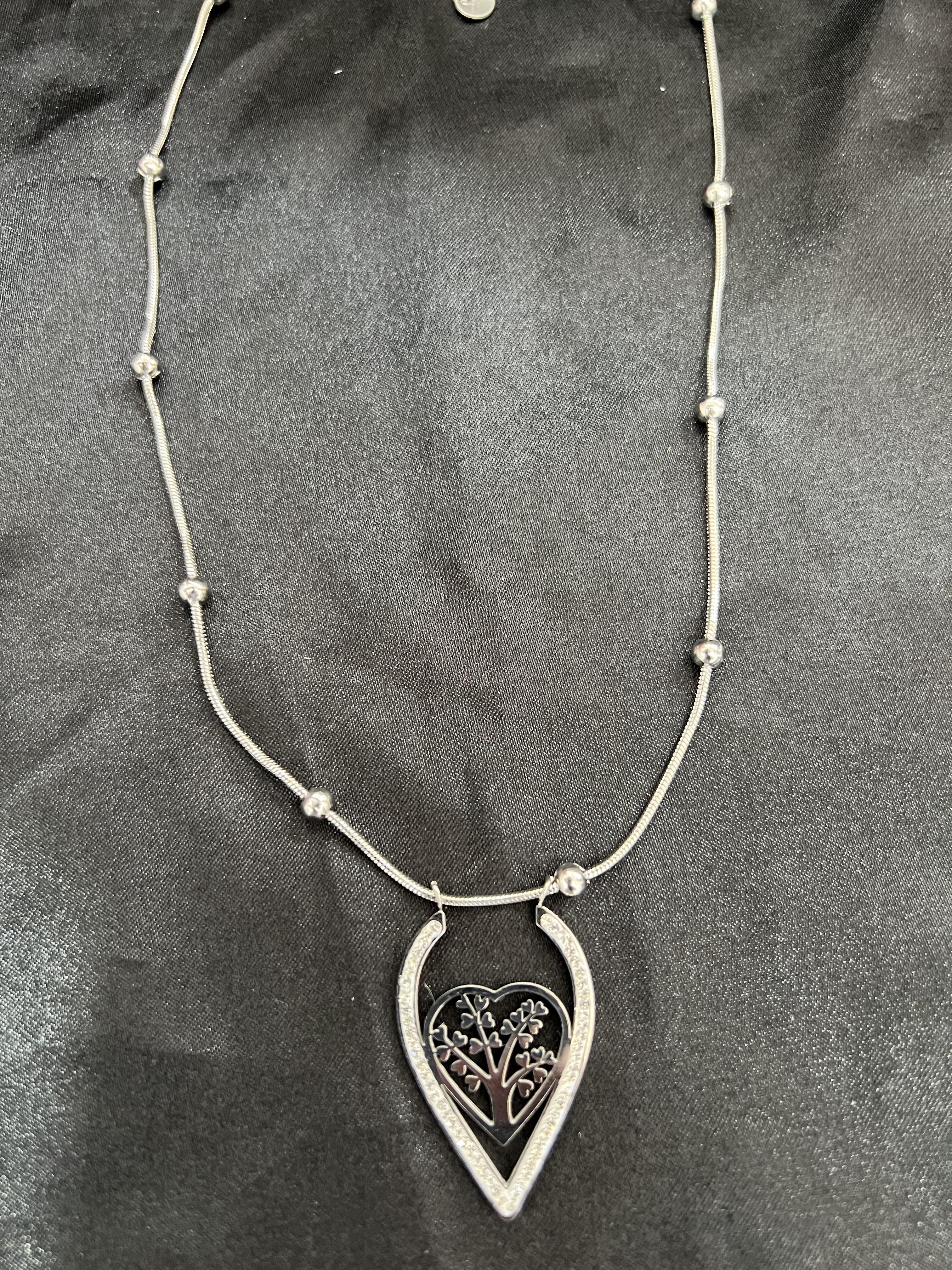 Kalbin içinde ağaç detay taşlı gümüş renk çelik kolye