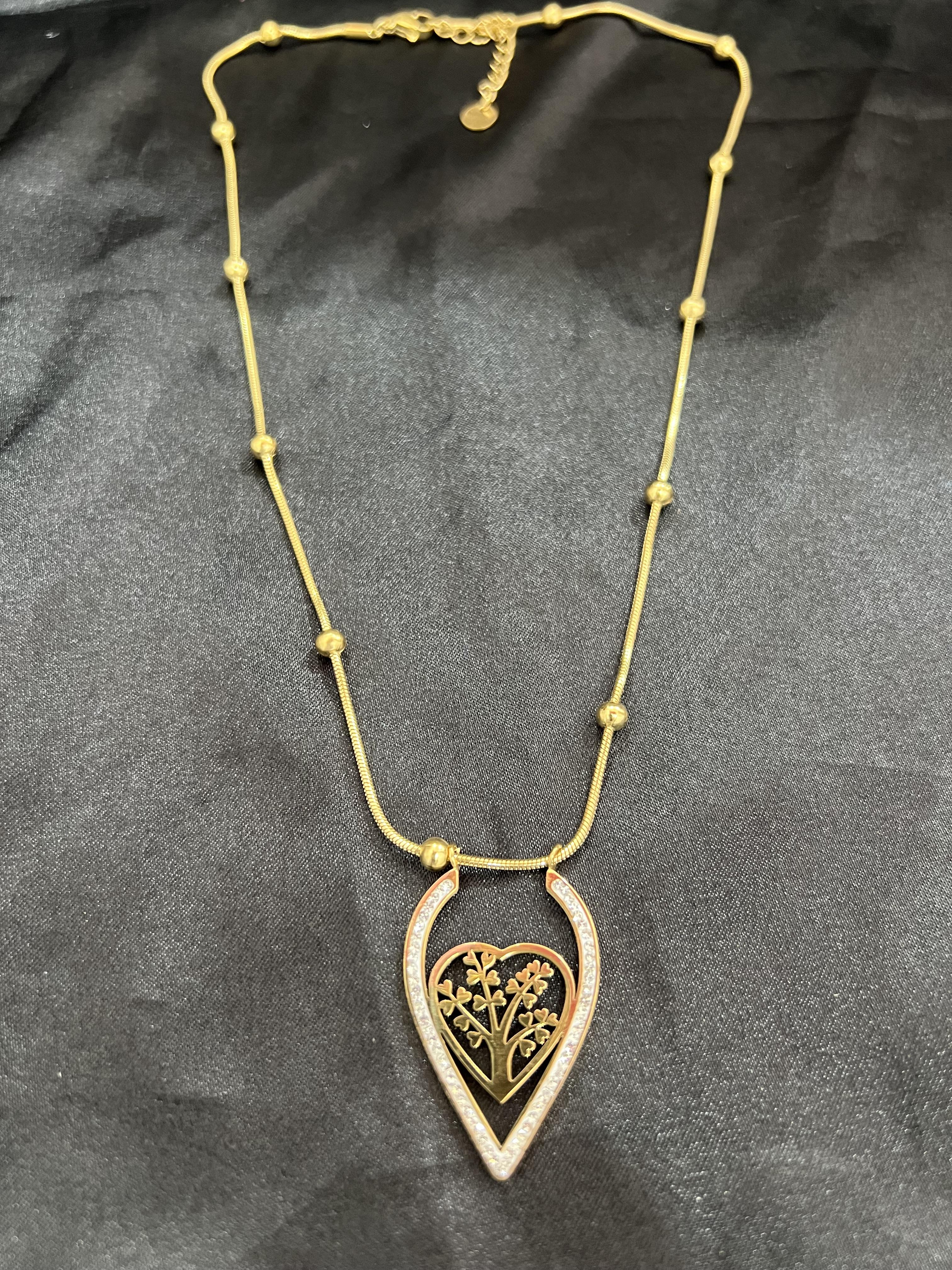 Kalbin içinde ağaç detay taşlı gold çelik kolye