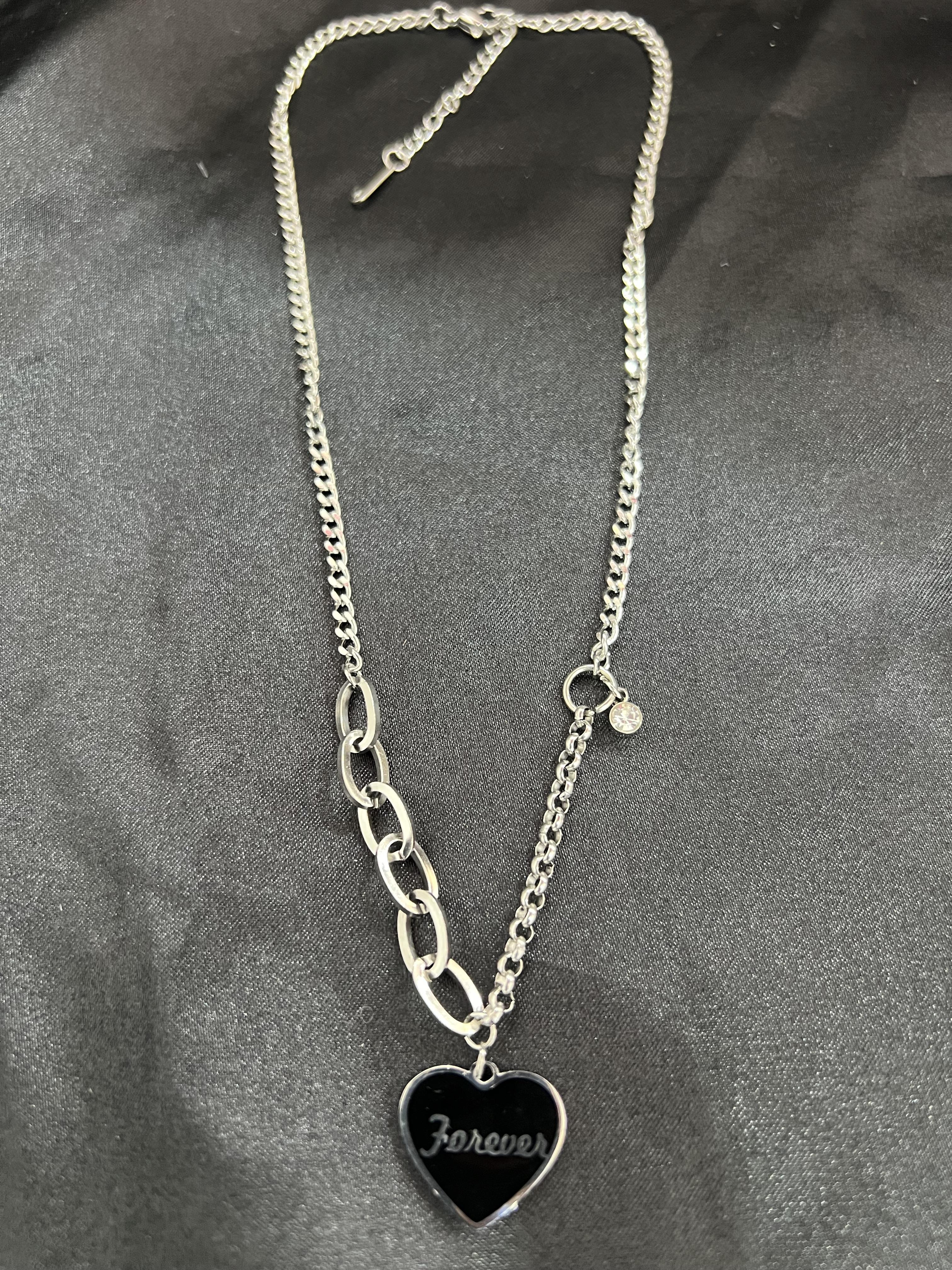 Siyah kalp model gümüş renk çelik kolye