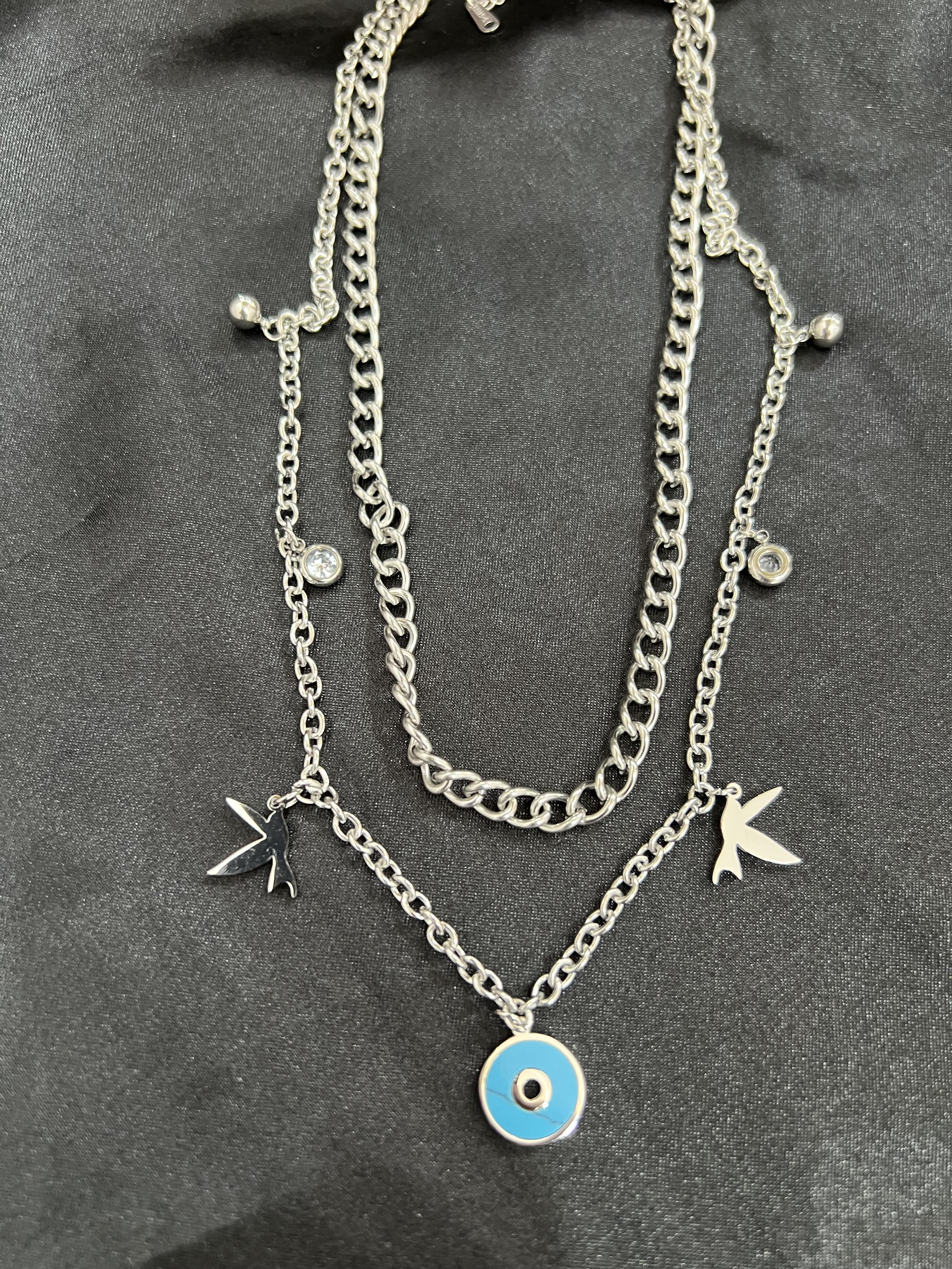 Kuş detaylı ve nazarlı gümüş renk çelik kolye