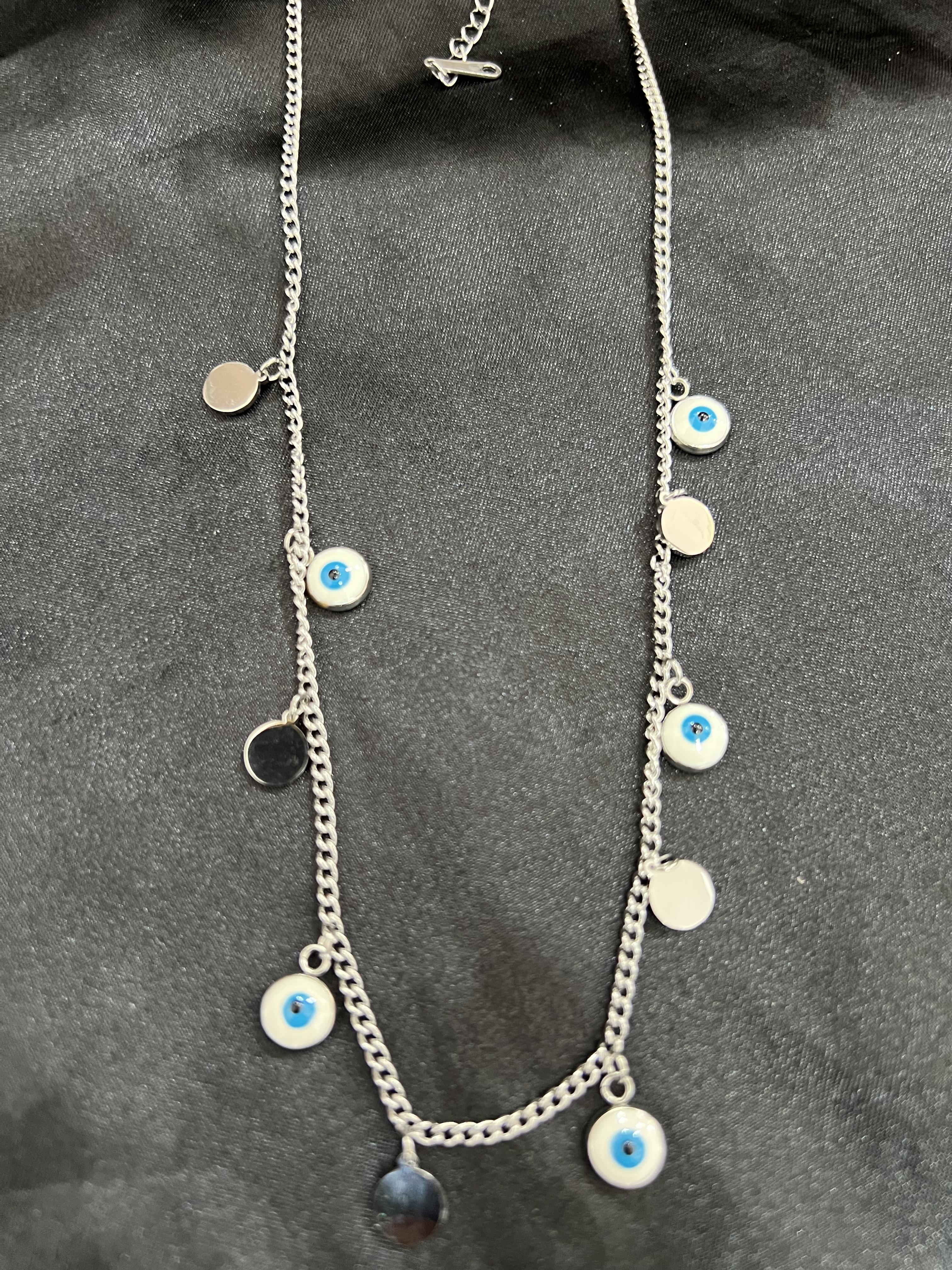 Çoklu nazar boncuklu gümüş renk çelik kolye