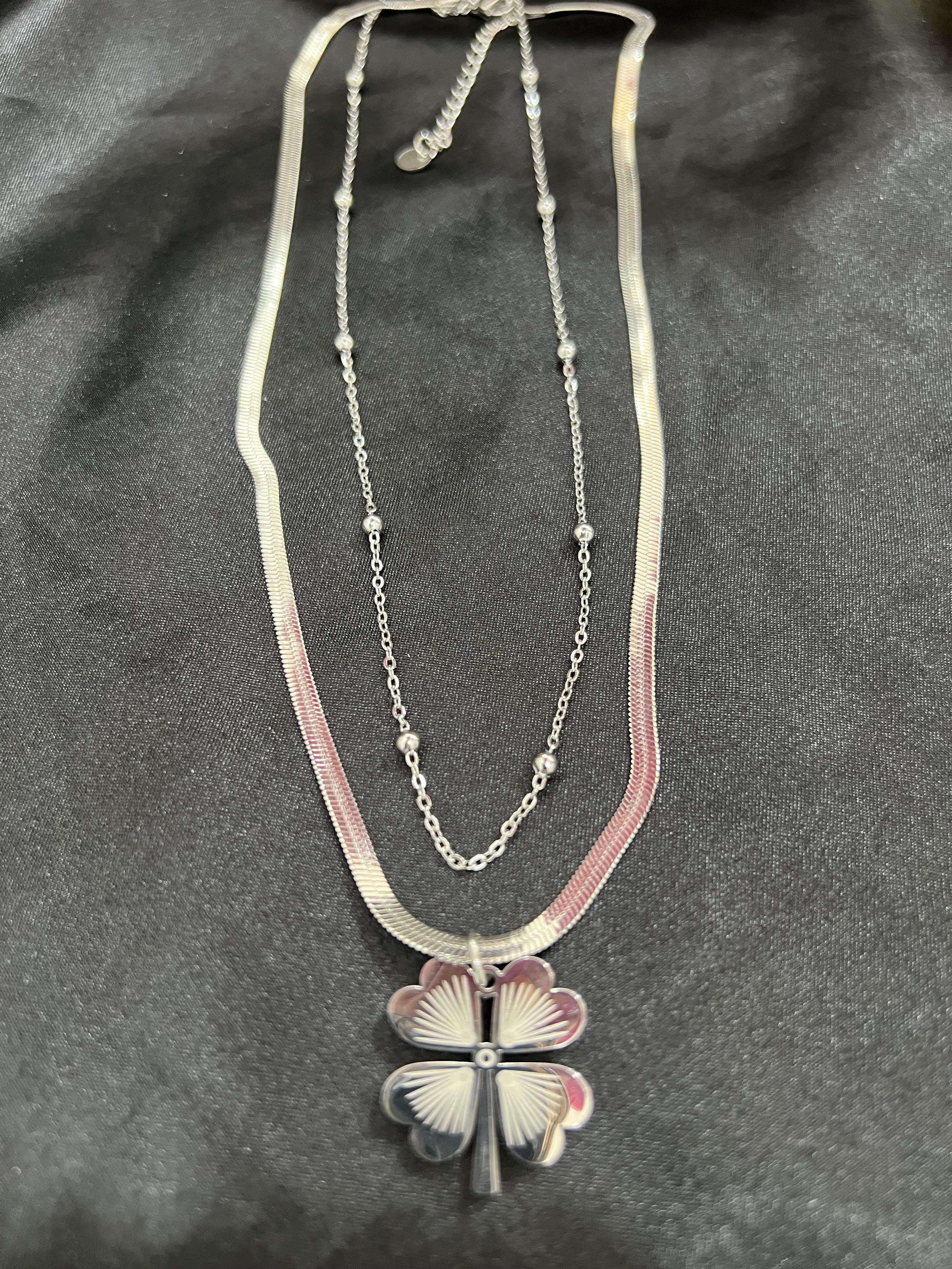 Yonca model gümüş renk çelik kolye