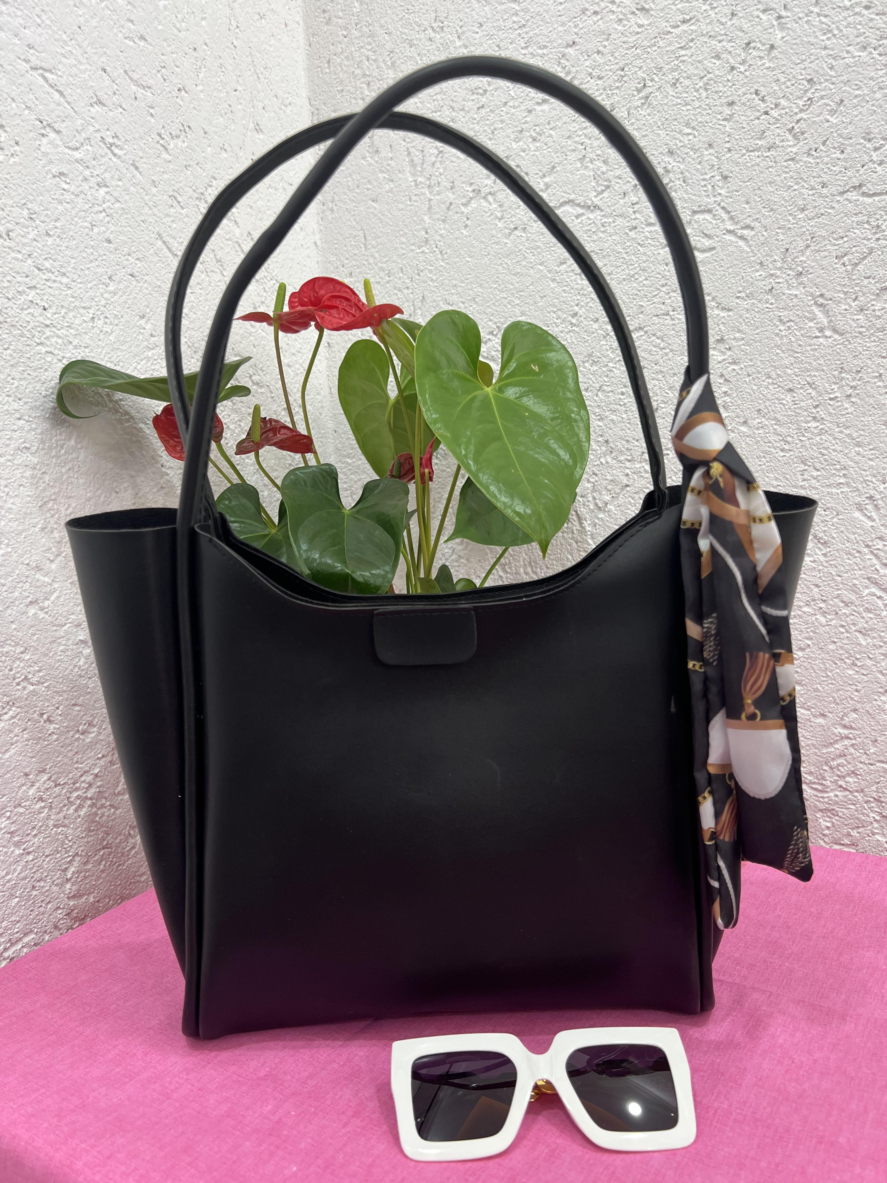 Kurdele detay siyah kol çantası