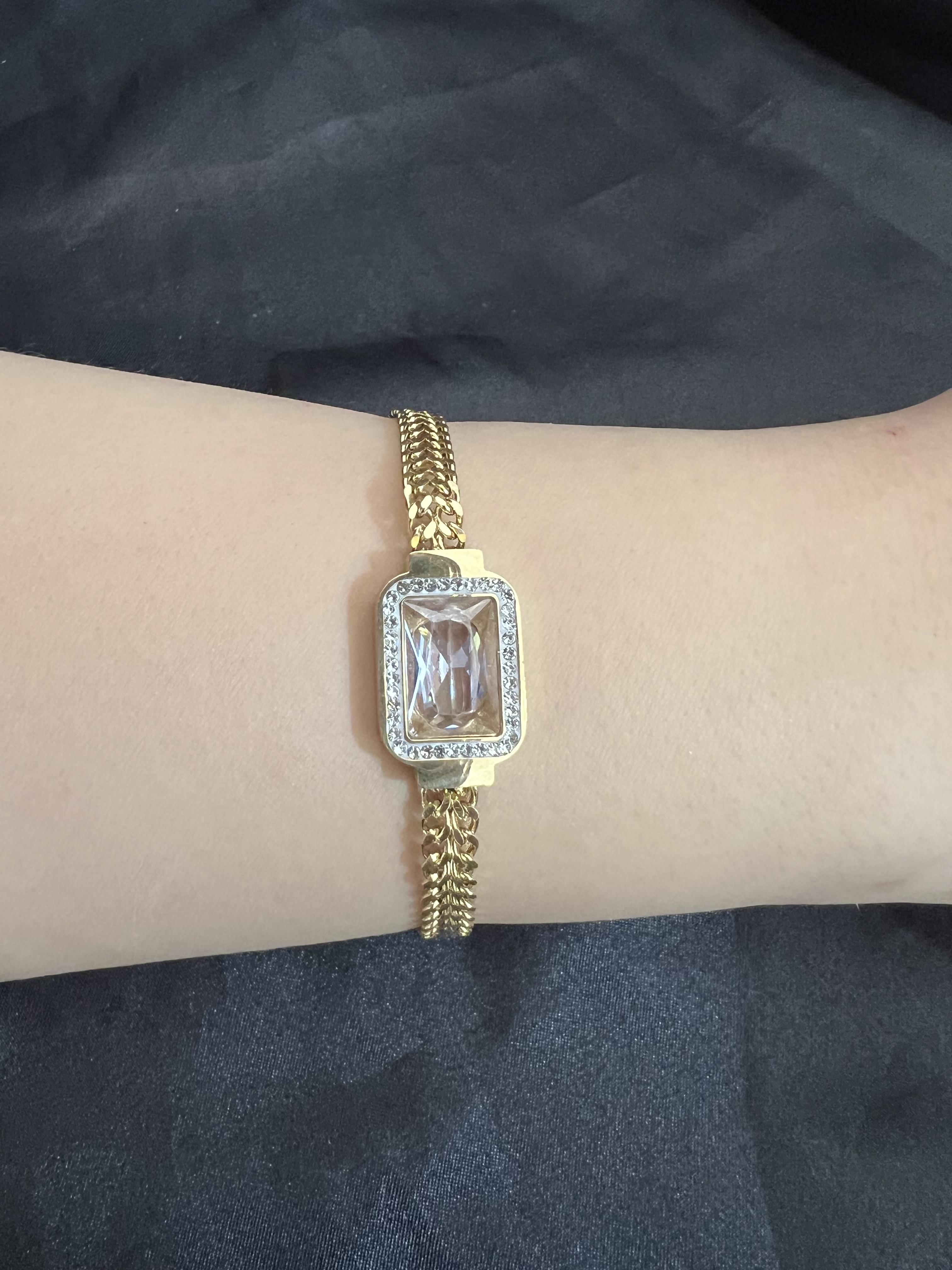 Dikdörtgen şeklinde içi taşlı Gold renk çelik bileklik