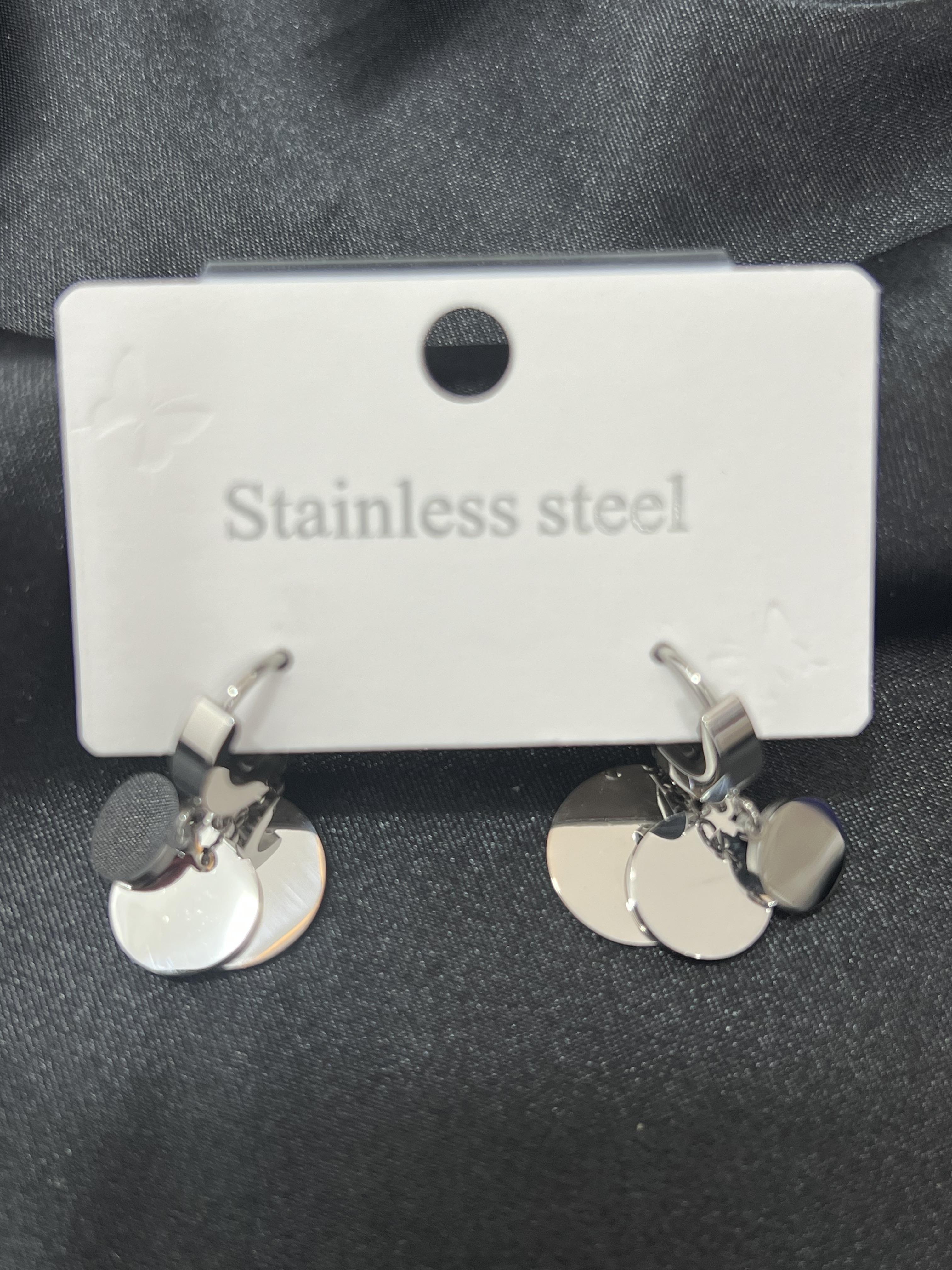 3lü kalından inceye pul detaylı gümüş renk çelik küpe