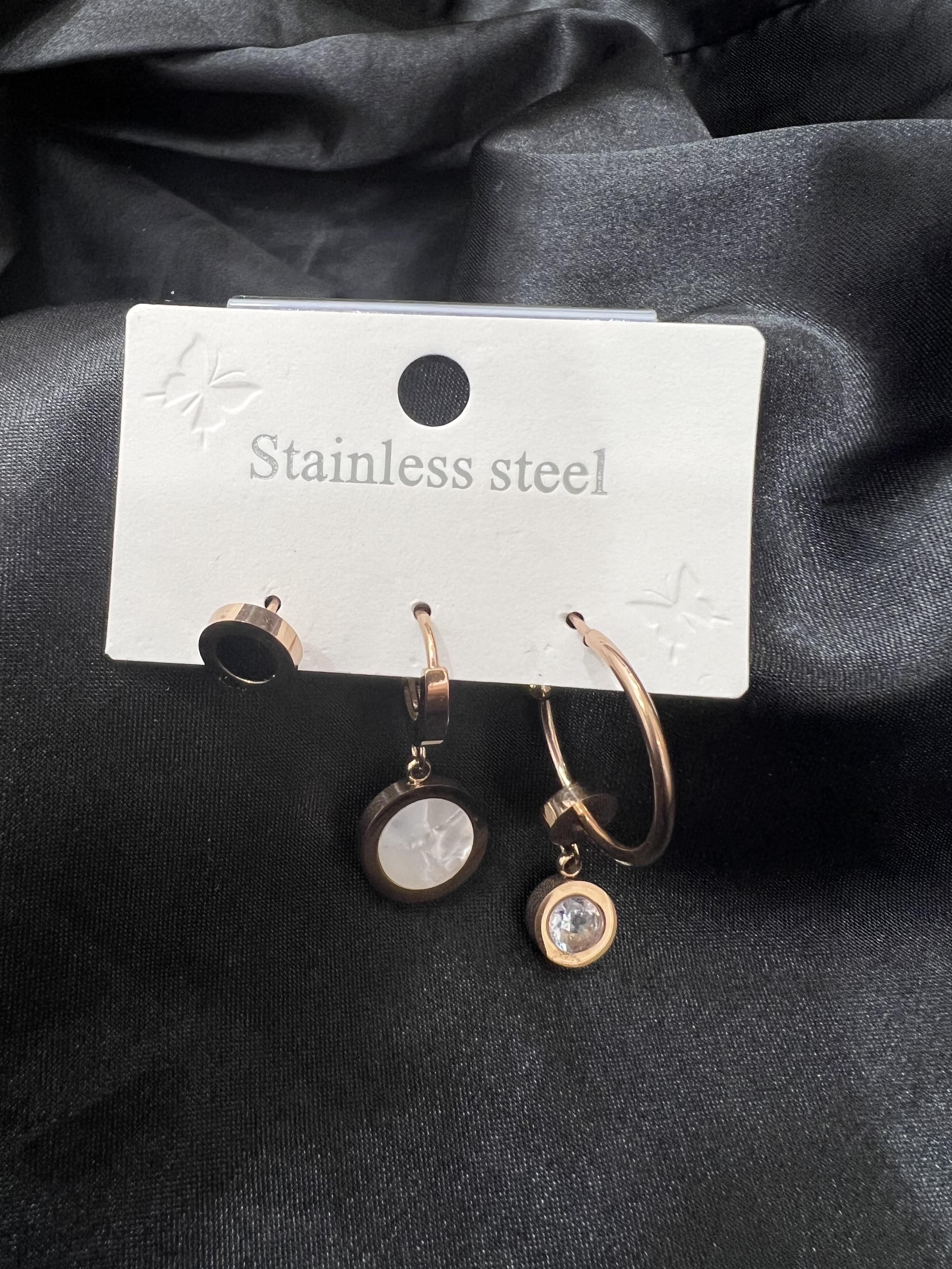 Üçlü beyaz taşlı rose gold çelik küpe