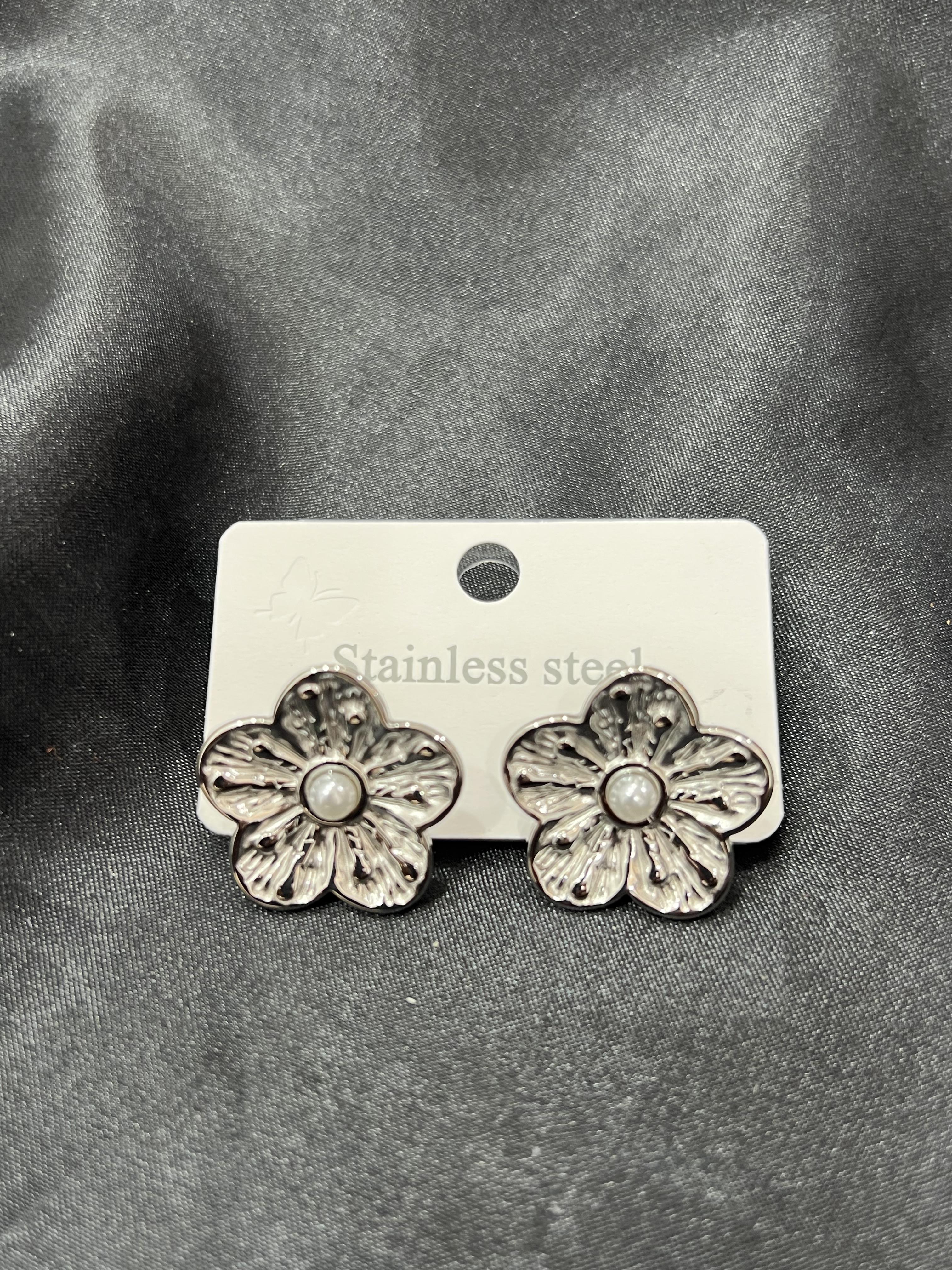 Çiçek model gümüş renk çelik küpe