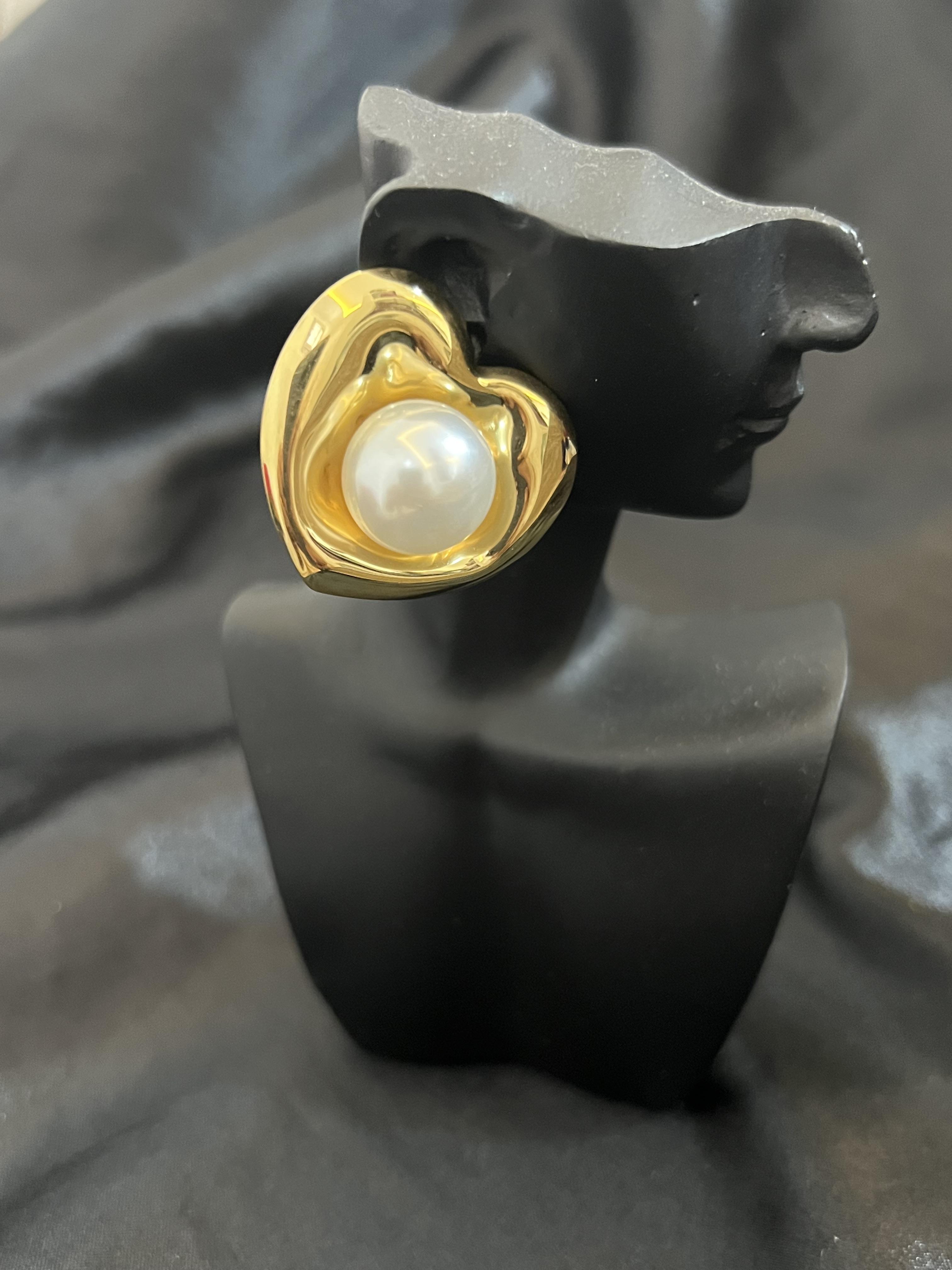 İnci detaylı kalp model, gold çelik küpe