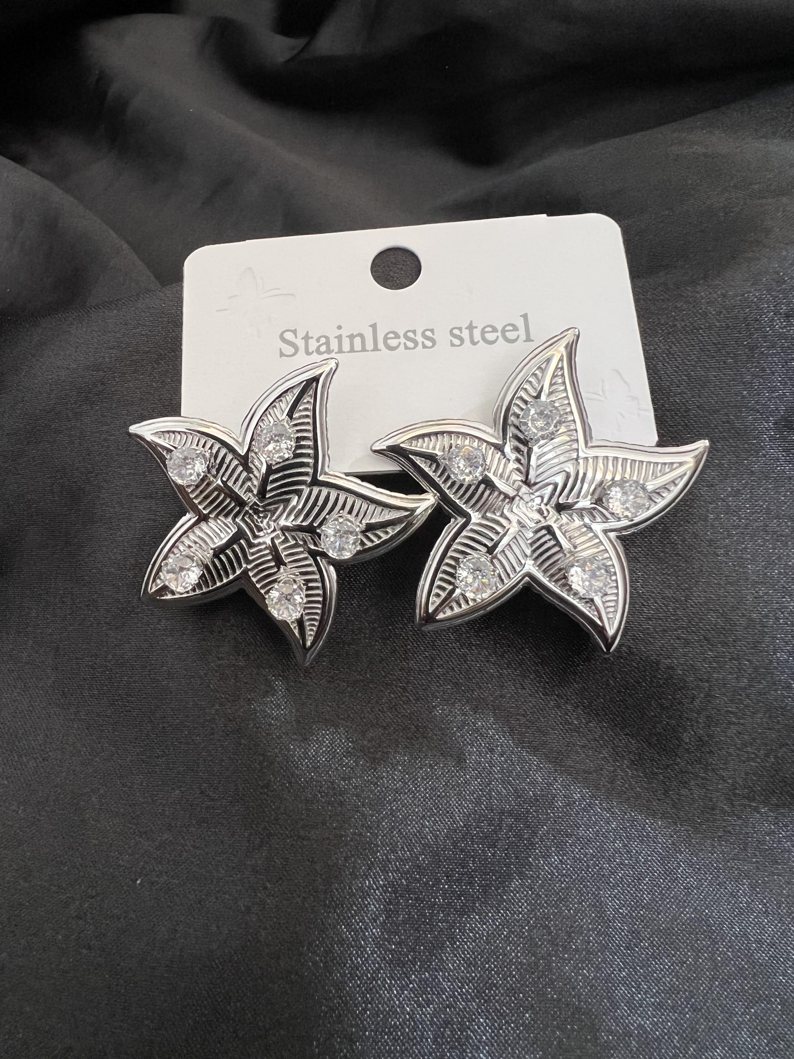 Taş detaylı deniz yıldızı model küpe