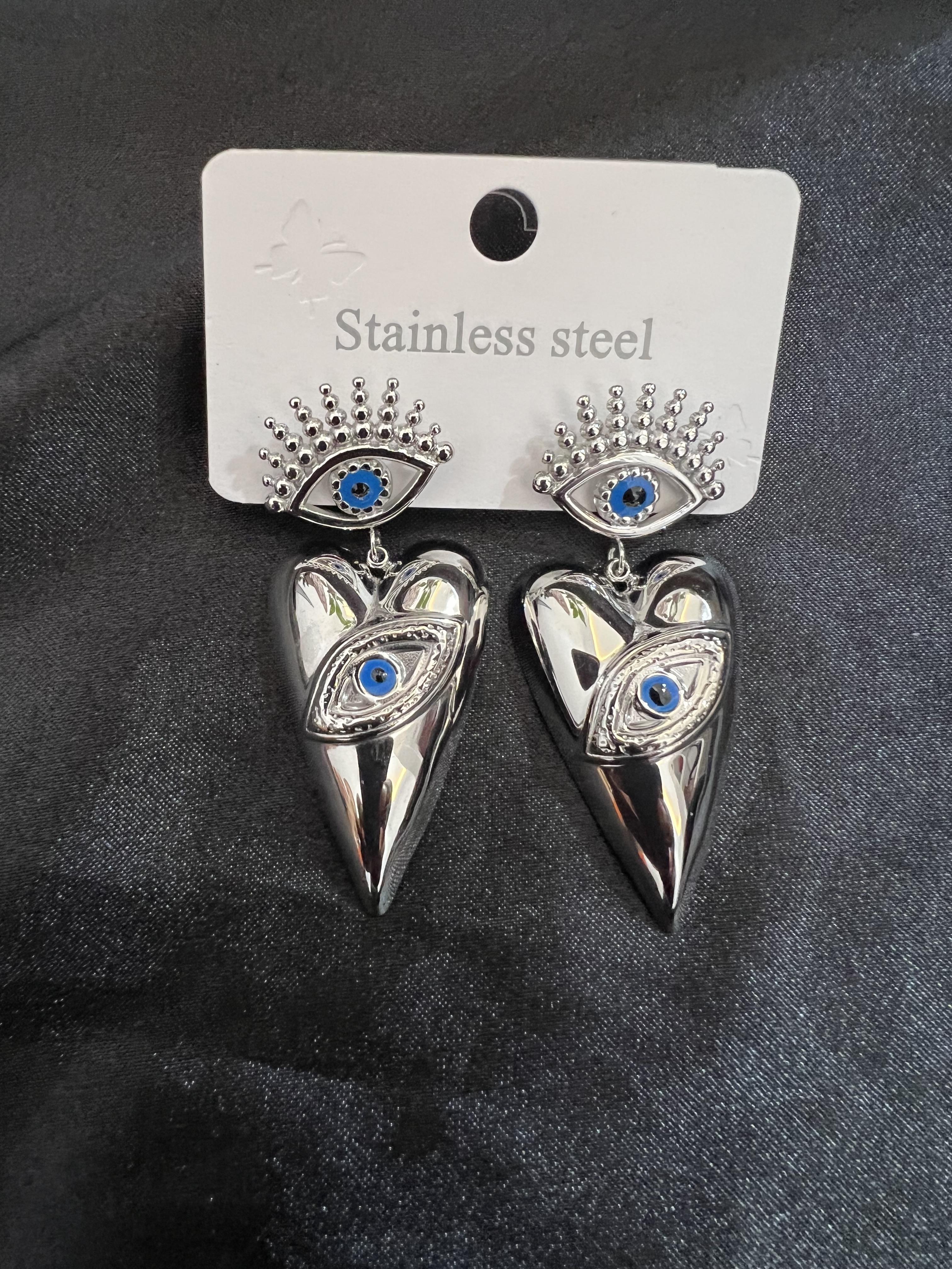 Göz dedaylı kalp model gümüş renk çelik küpe