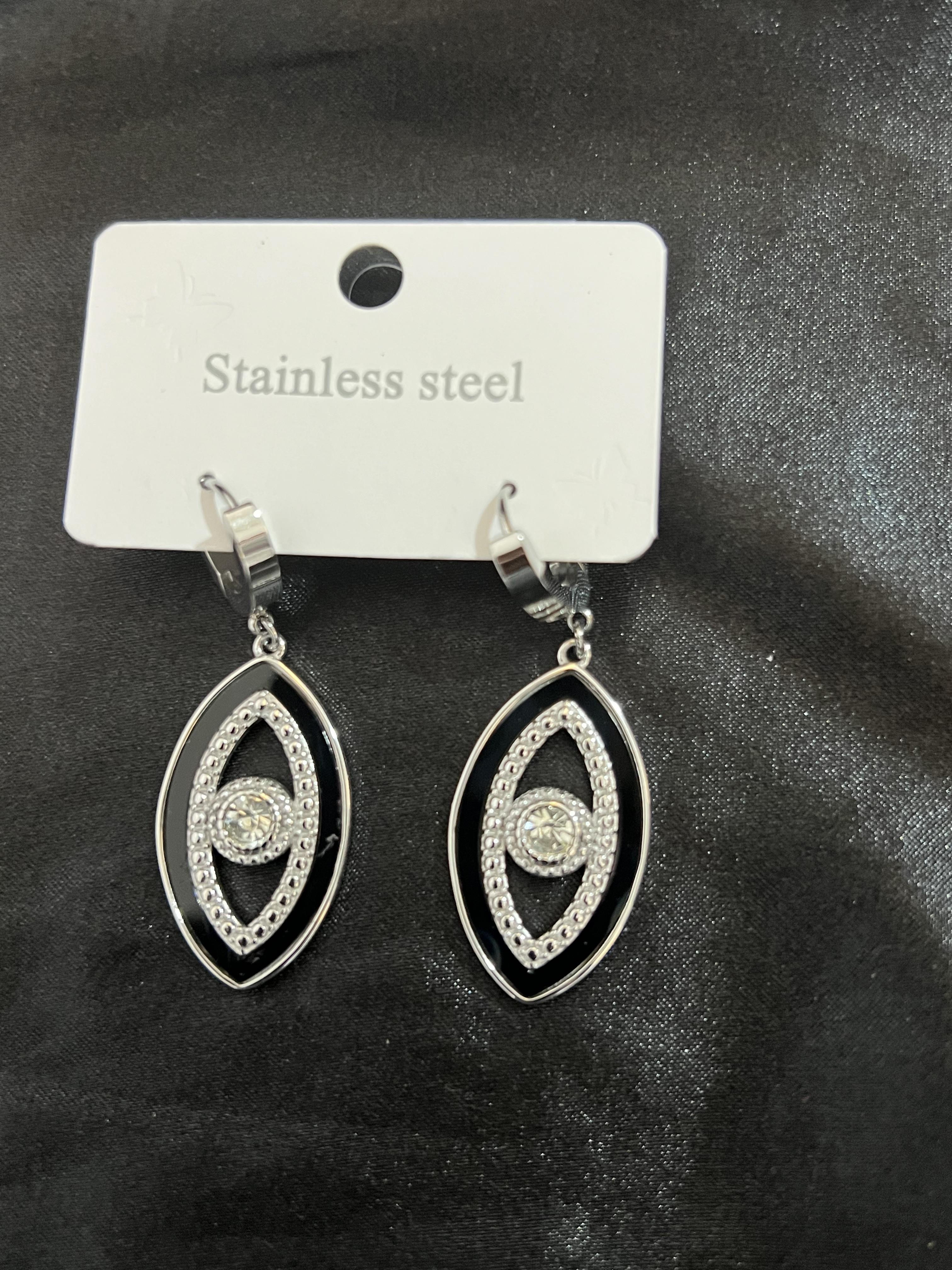 Göz model içi taşlı çelik gümüş renk küpe