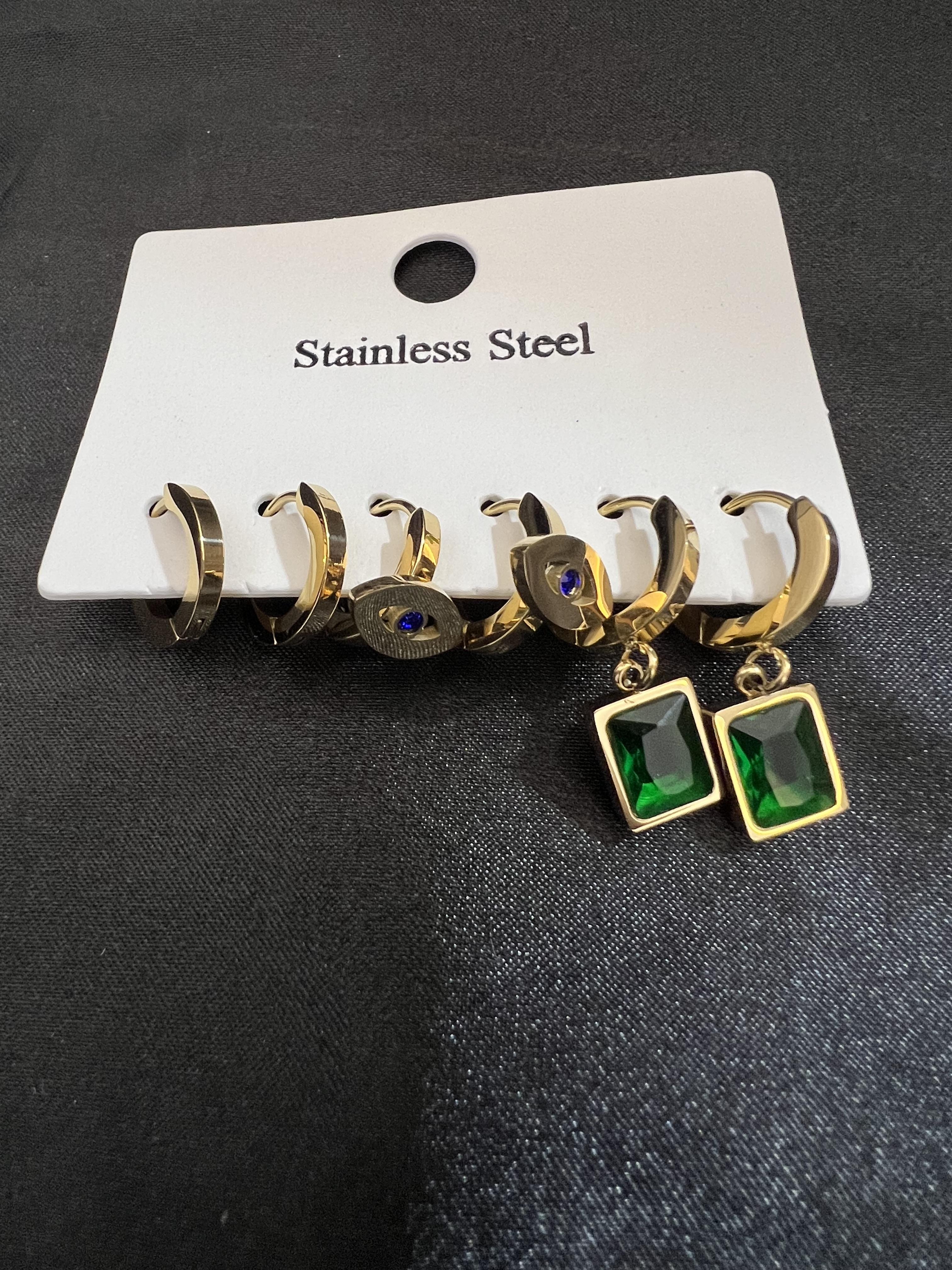 Altılı yeşil taş detaylı gold renk çelik küpe