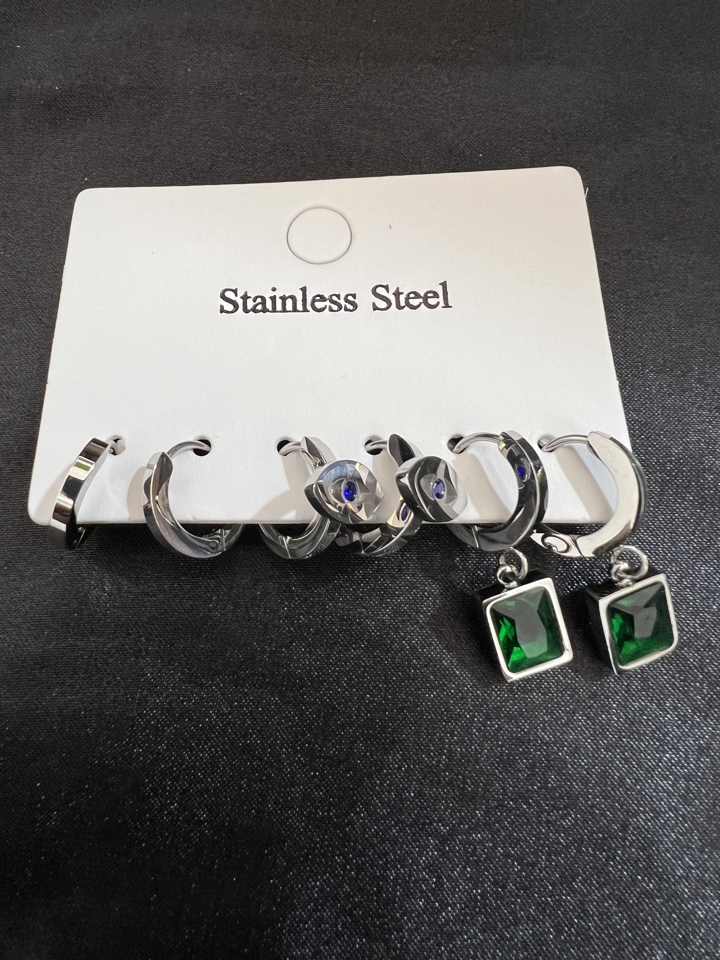 Yeşil taş detay gümüş renk çelik küpe