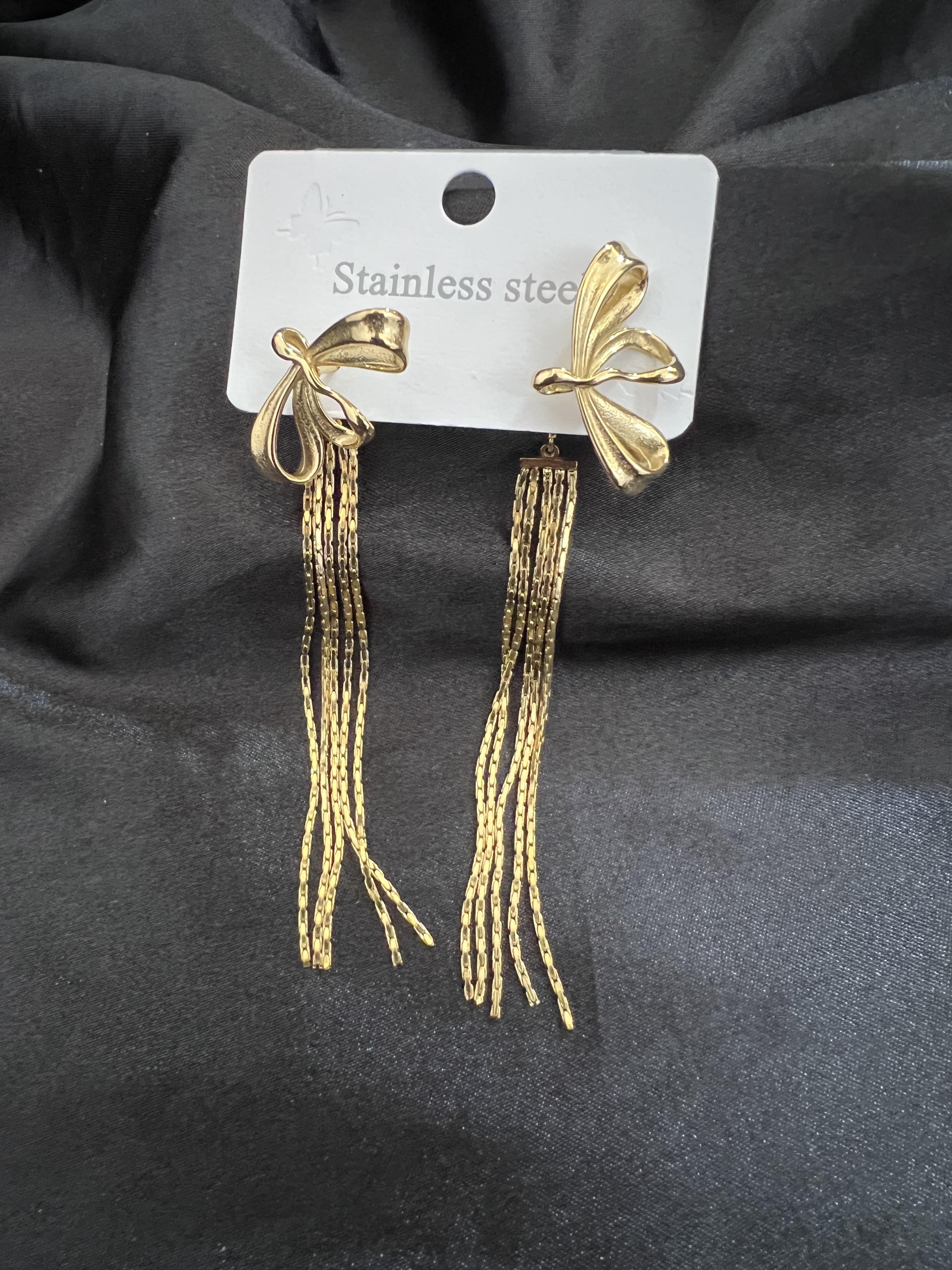 Kurdele model dökümlü gold renk çelik küpe