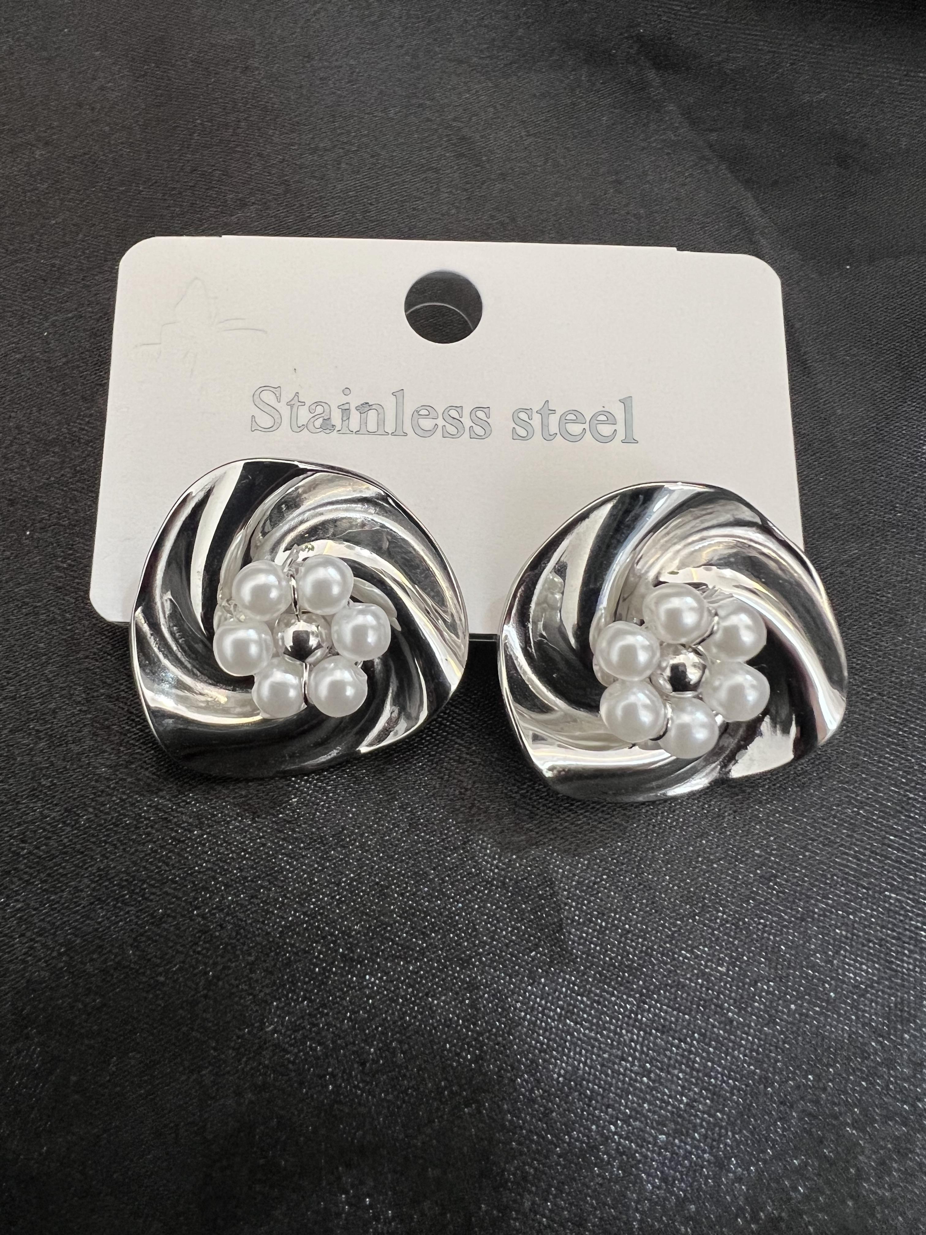 İnci model gümüş renk çelik küpe