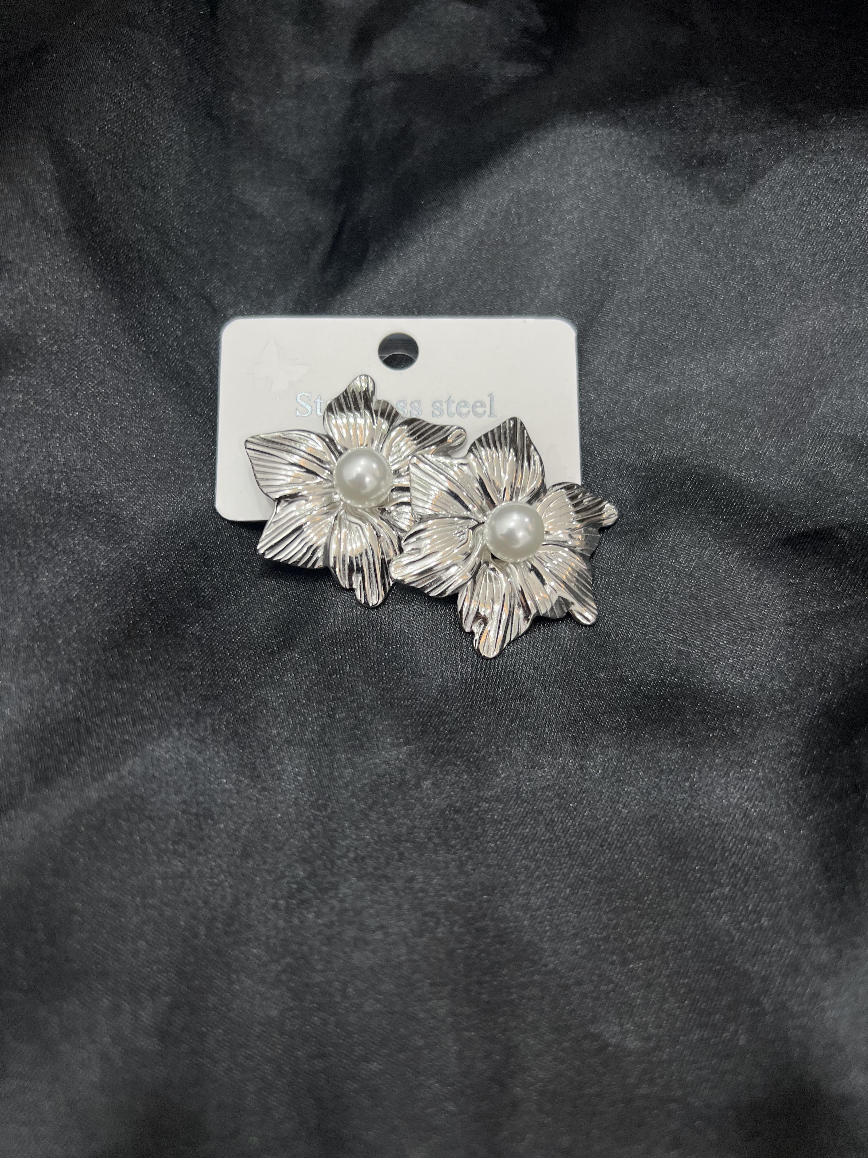 İnci detay çiçek model gümüş çelik küpe