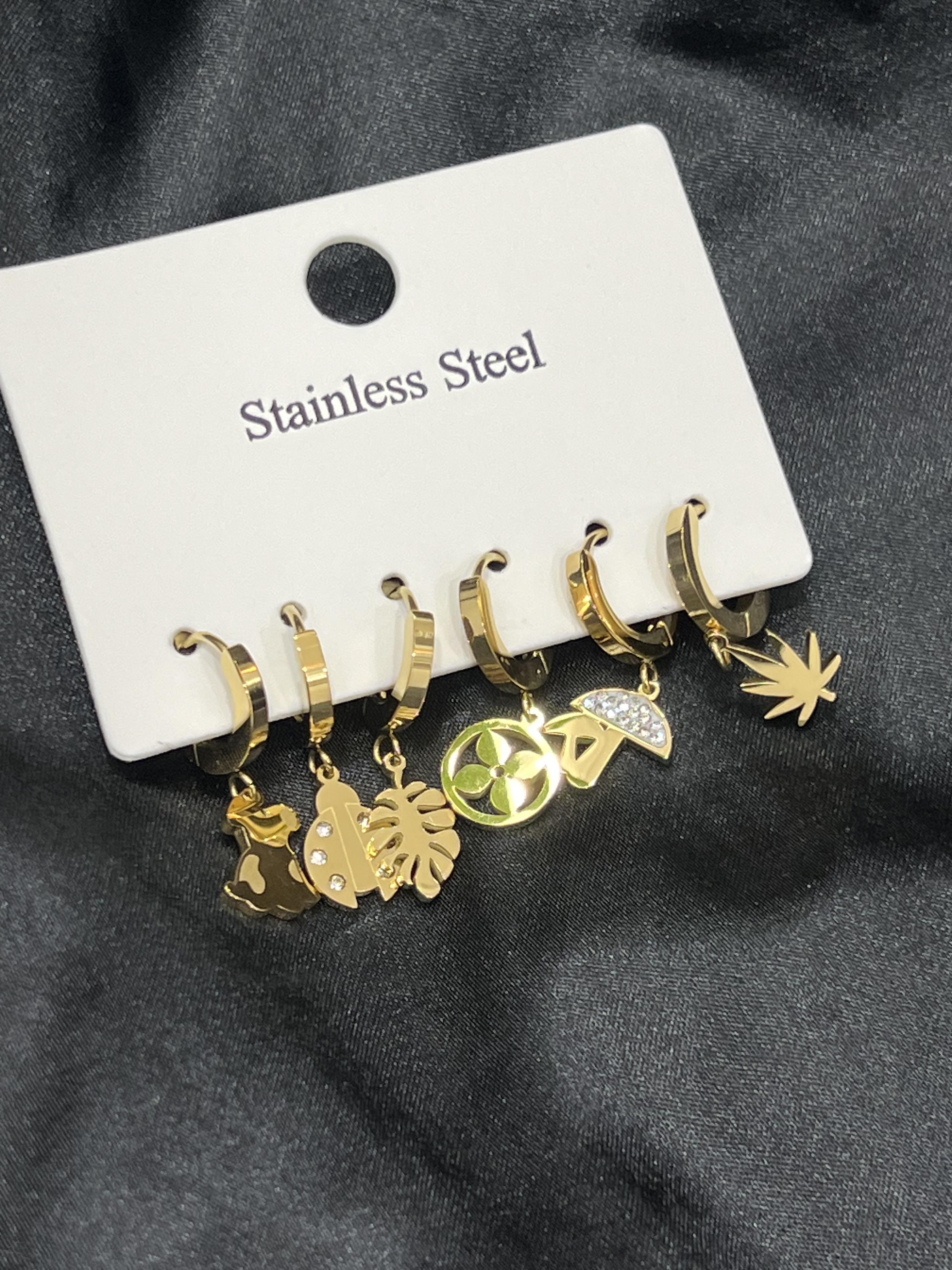 Altılı farklı desenlerde gold renk çelik küpe