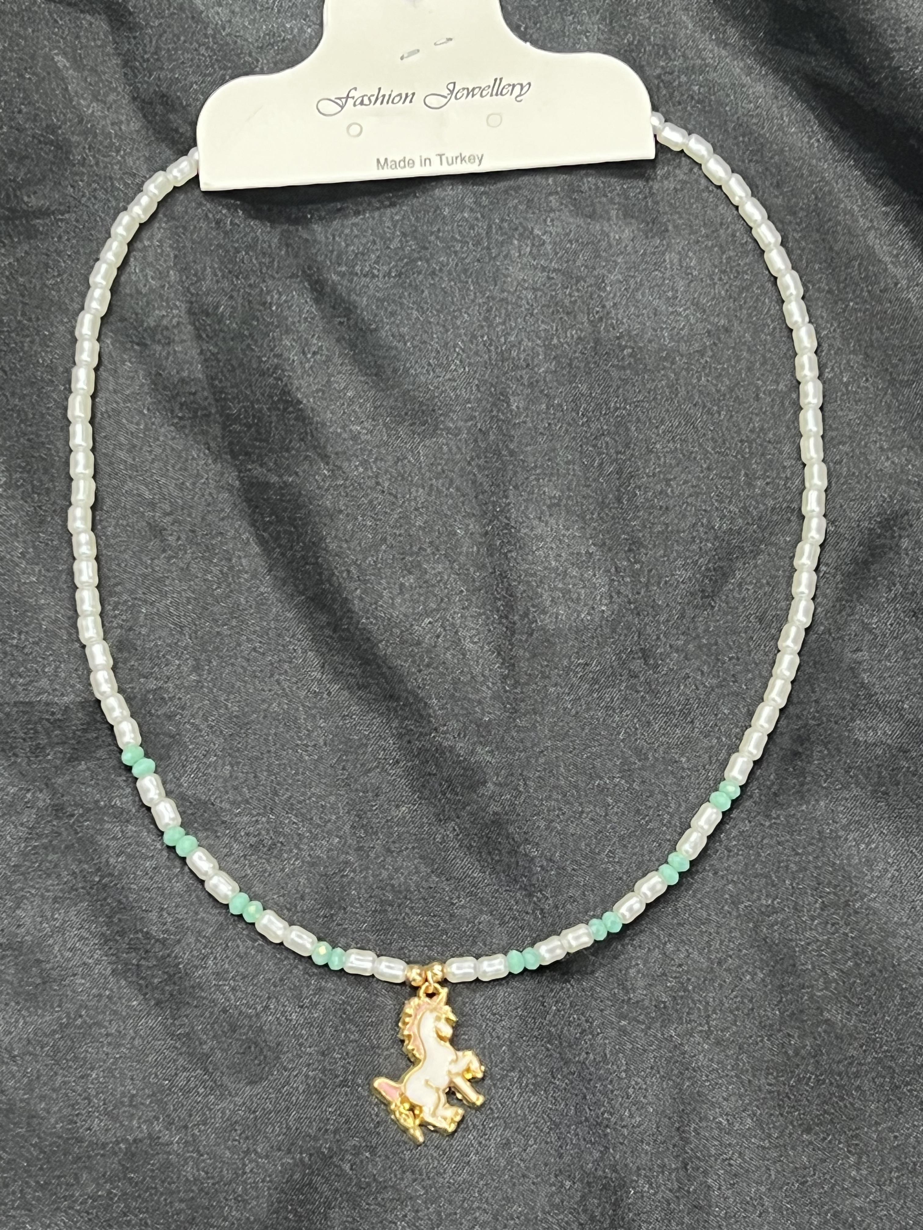 At model yeşil beyaz boncuklu kolye