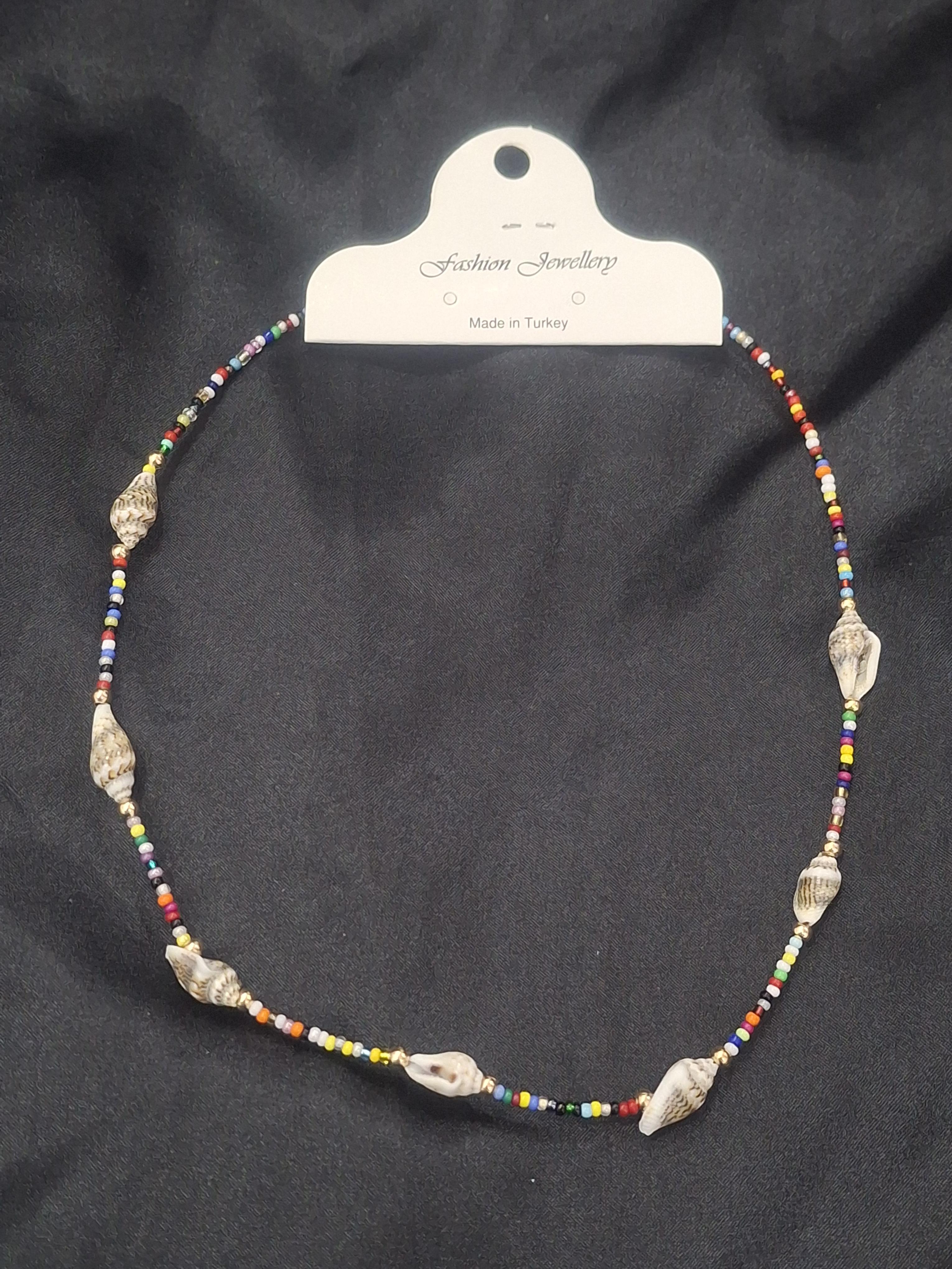 Deniz kabuğu model renkli boncuklu kolye