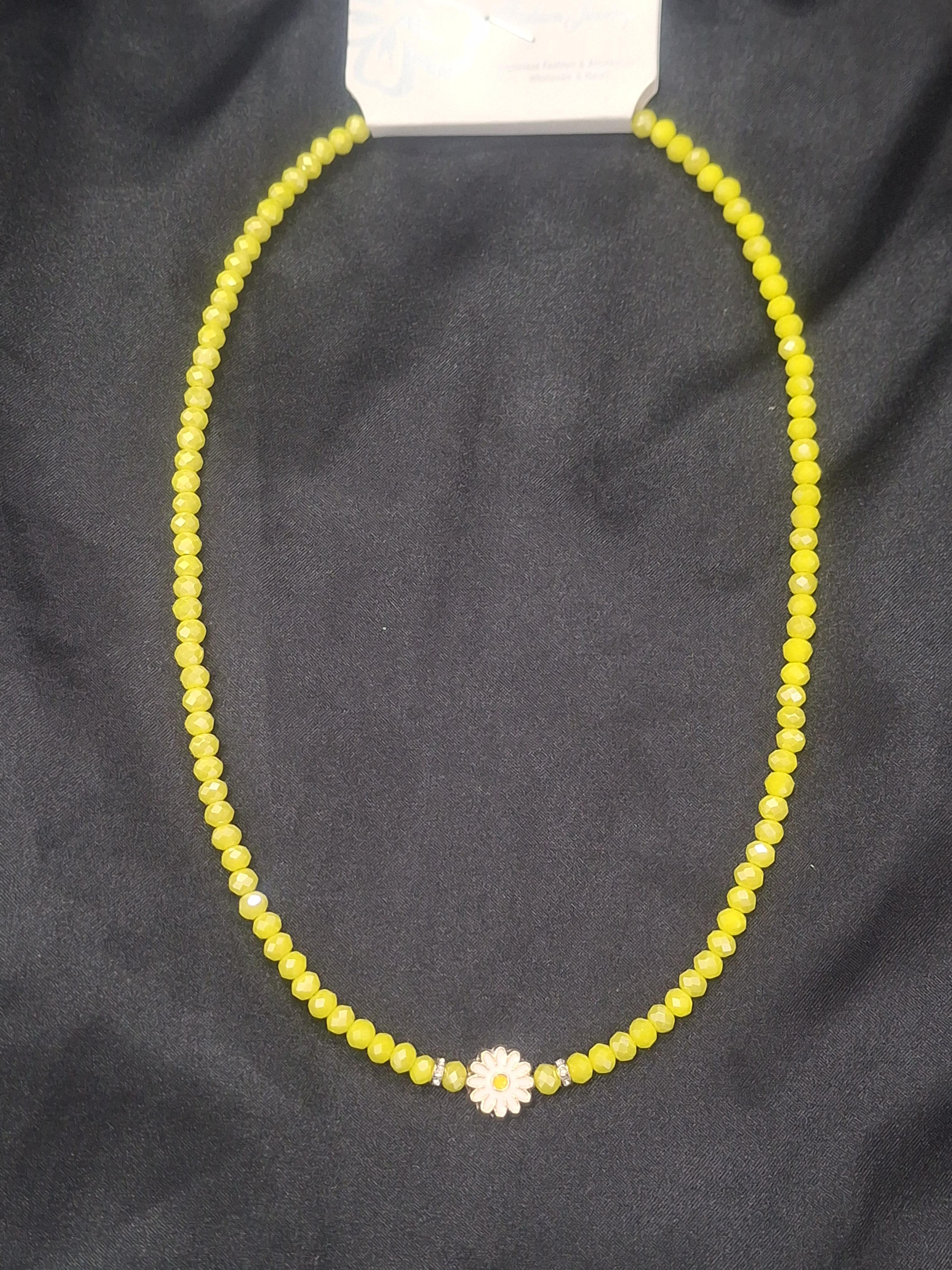 Sarı boncuklu papatya detaylı yaz kolyesi
