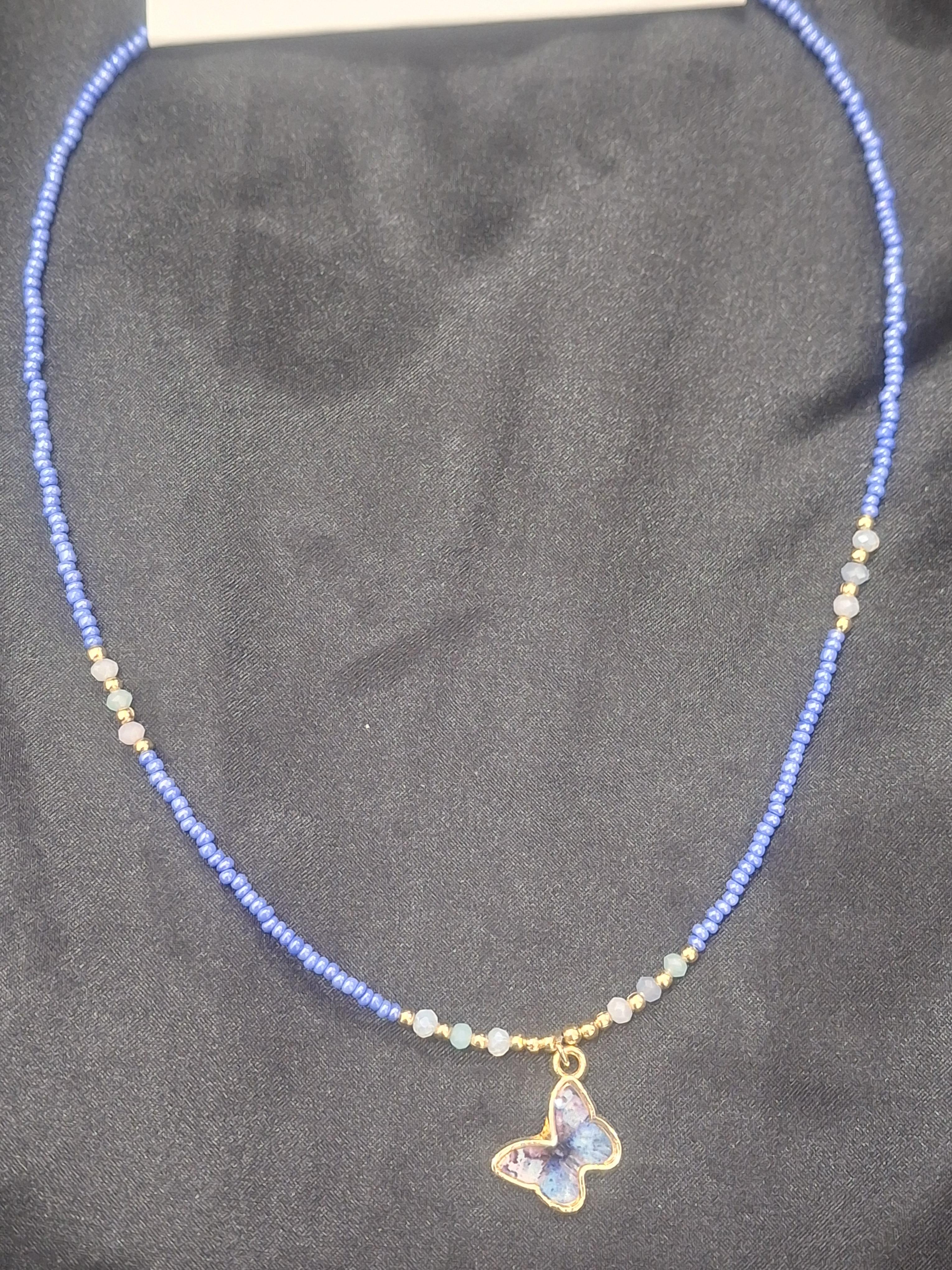 Kelebek model mavi boncuklu kolye