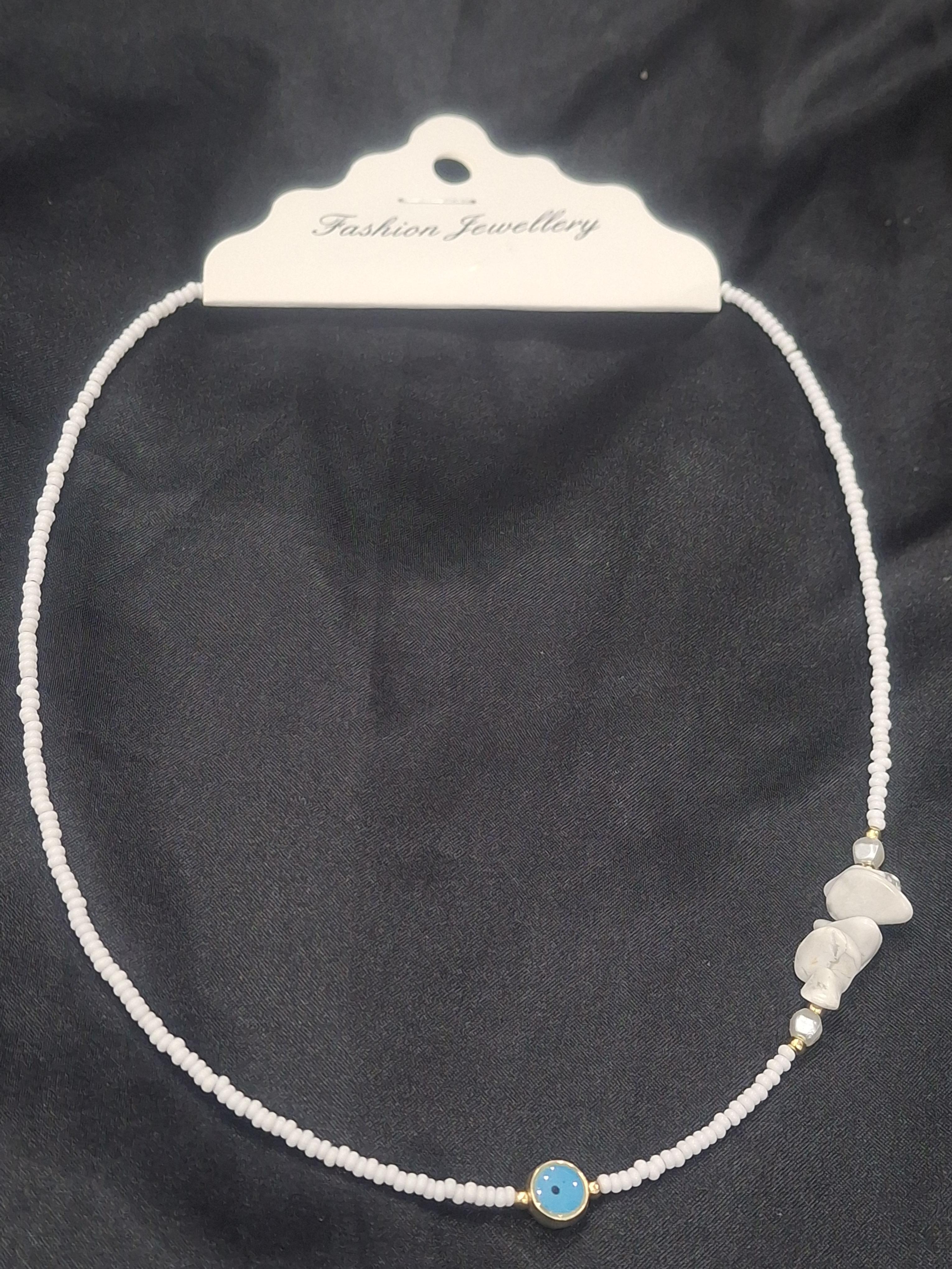 Nazarlı taş detay beyaz boncuk kolye