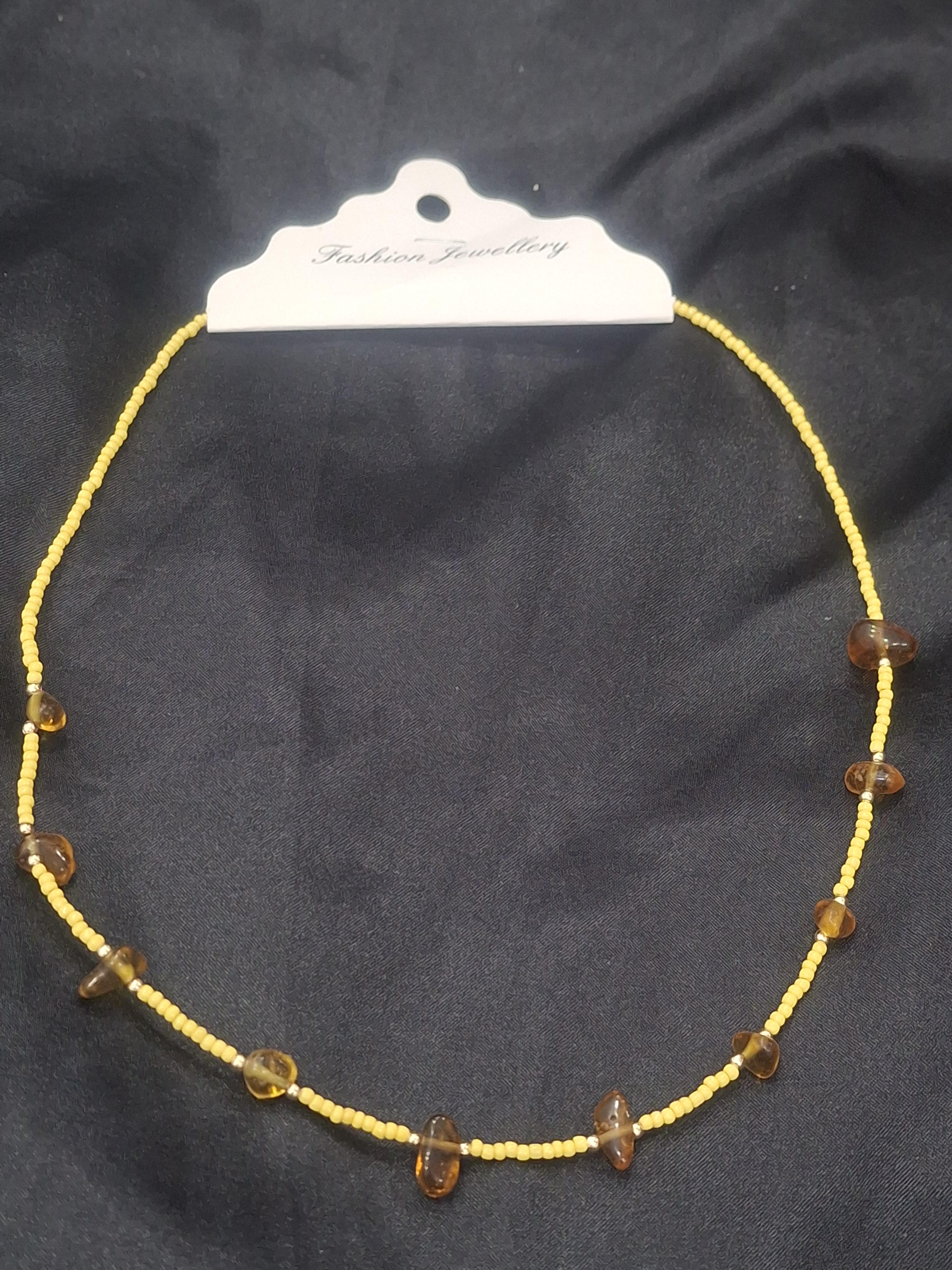 Taş detay sarı boncuklu kolye